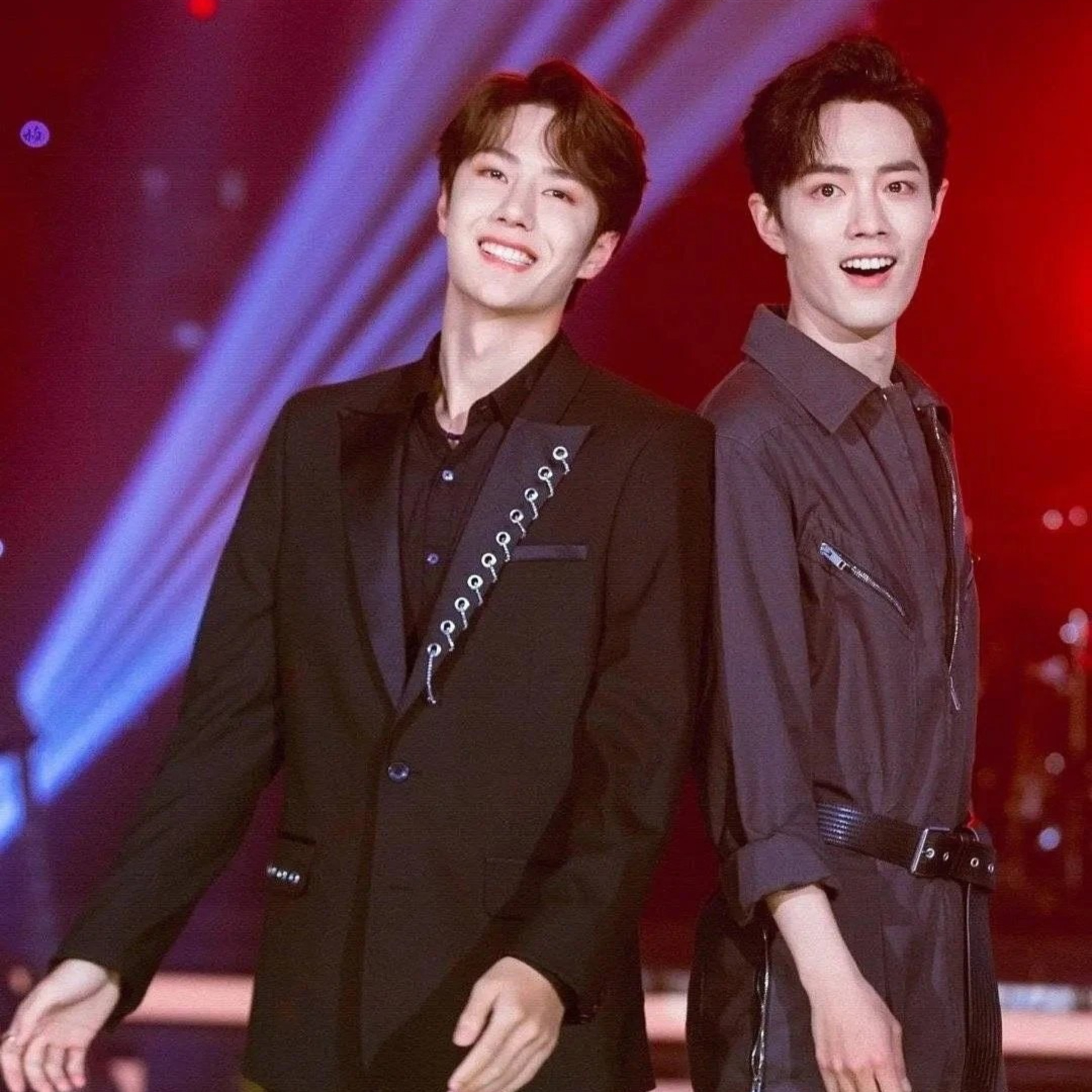 Tiêu Chiến và Vương Nhất Bác bị lộ chuyện suốt ngày nhắn tin yêu đương ‘mờ ám’ episode artwork