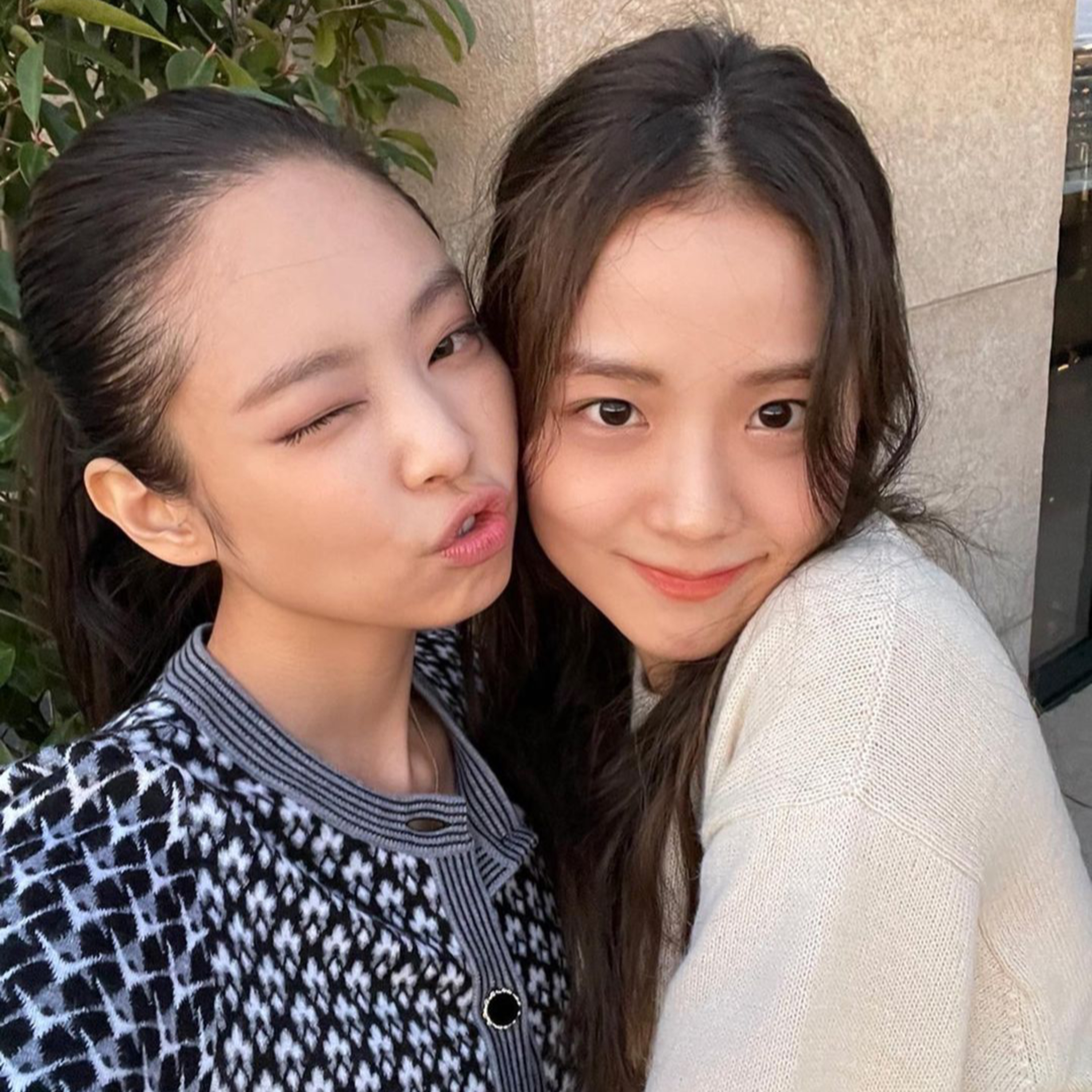 Jisoo hí hửng selfie cùng fan thì bị Jennie gạt tay, thiếu tôn trọng hay còn lý do nào khác? episode artwork
