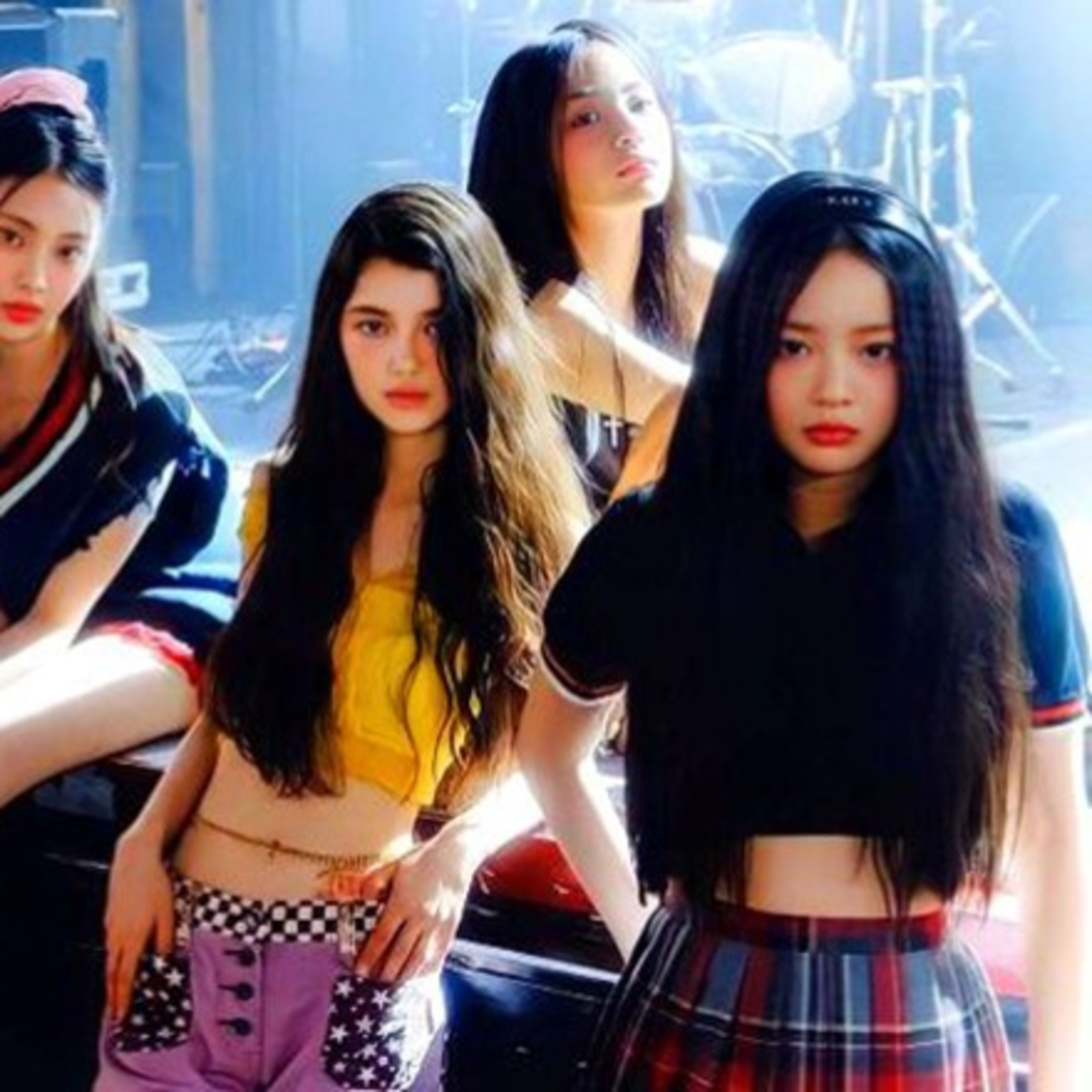 NewJeans - Thánh thị phi mới: Hết đòi ngang hàng BLACKPINK lại gây sốc vì mặc lố lăng, hát tục tĩu episode artwork