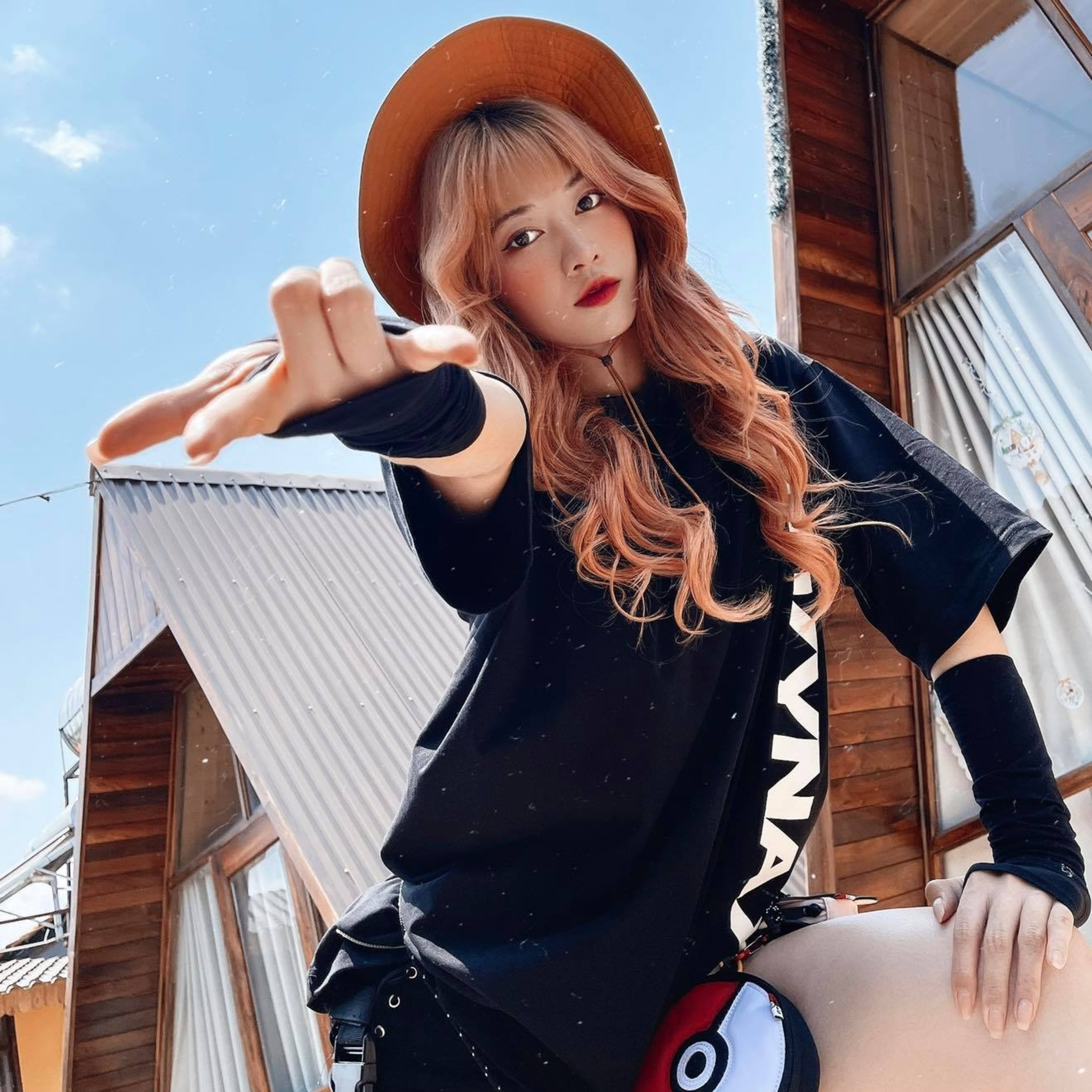 Lê Bống, Phạm Thoại và loạt hot TikToker "đổ xô" vào Vbiz: Làm người nổi tiếng quá dễ? episode artwork