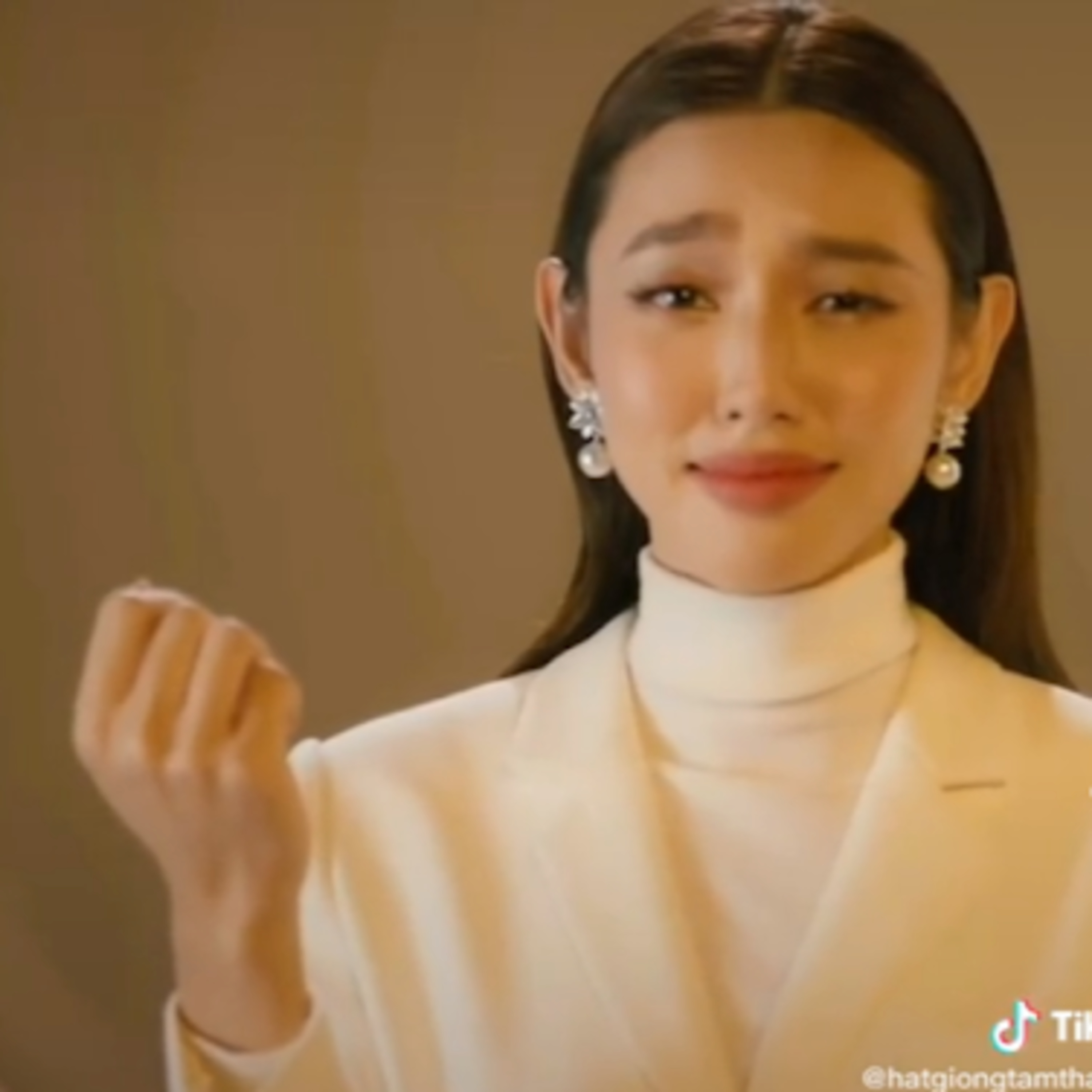 Thùy Tiên khóc lóc khi Quang Linh Vlog thông báo có bạn gái và sắp kết hôn, chuyện gì đây? episode artwork