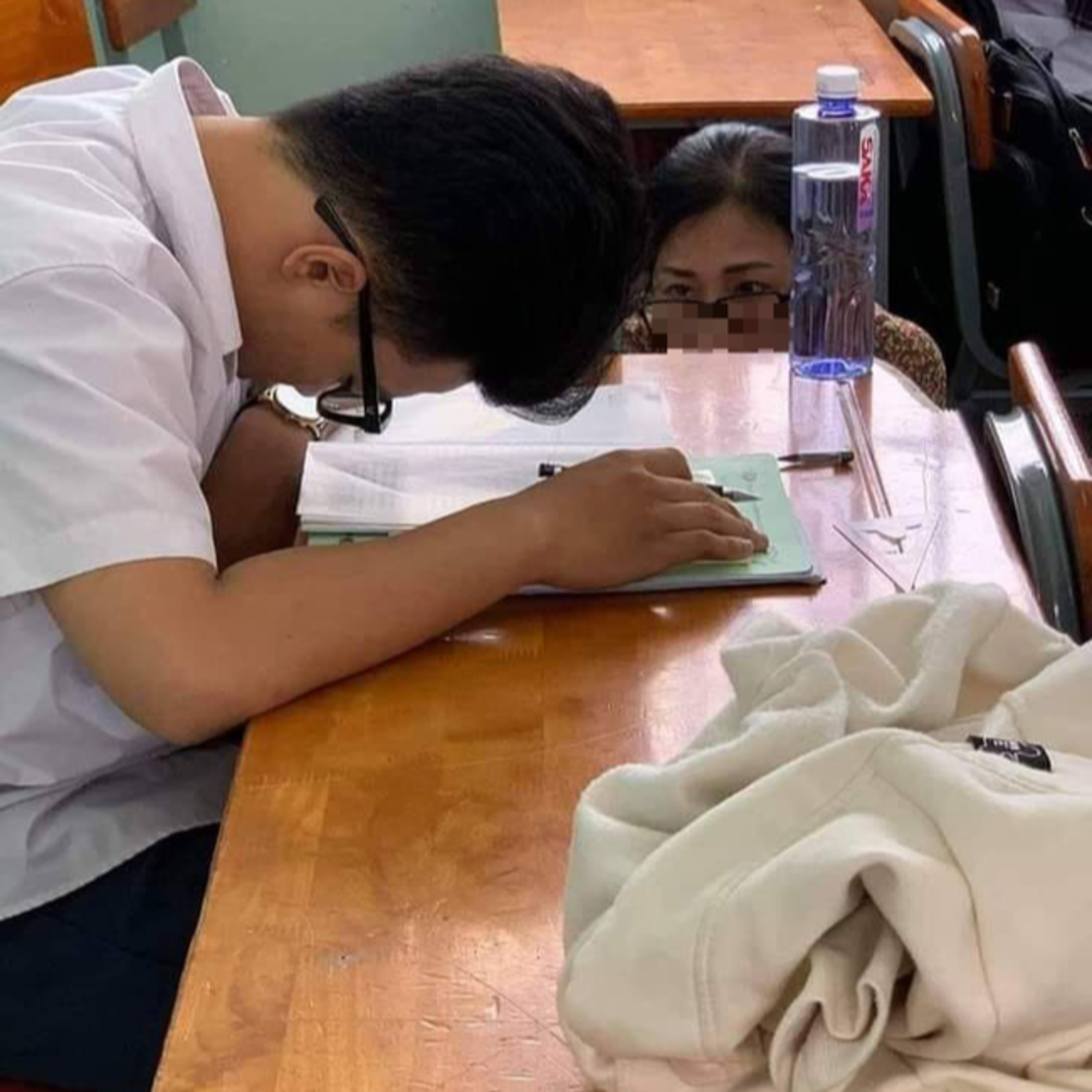 Vụ 0 điểm môn tiếng Anh: "Thí sinh ngủ quên, lương tâm giám thị cũng ngủ không dậy nữa" episode artwork