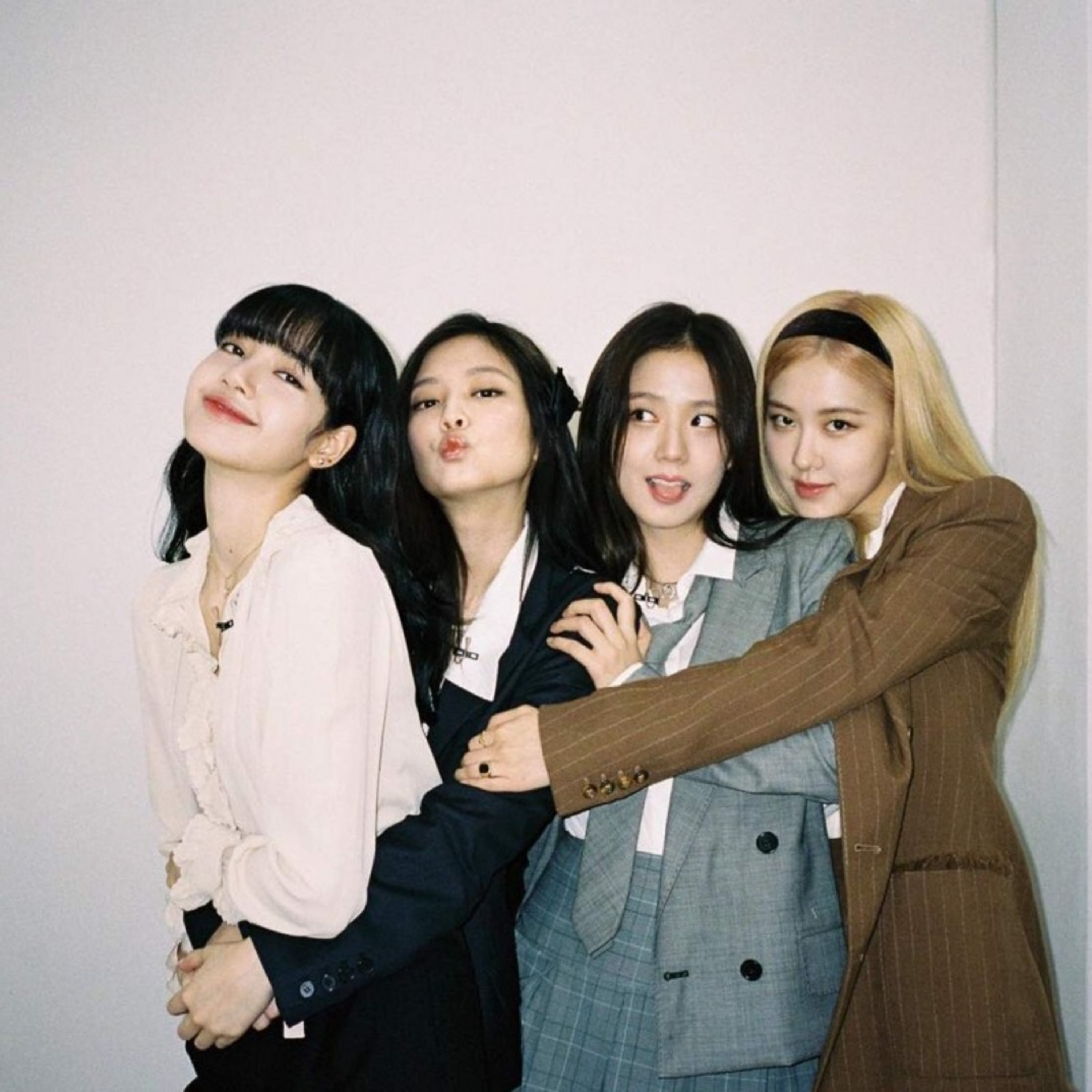 BLACKPINK chỉn chu từng centimet cho màn comeback: 4 cô nàng xuất hiện với diện mạo mới BORN PINK episode artwork