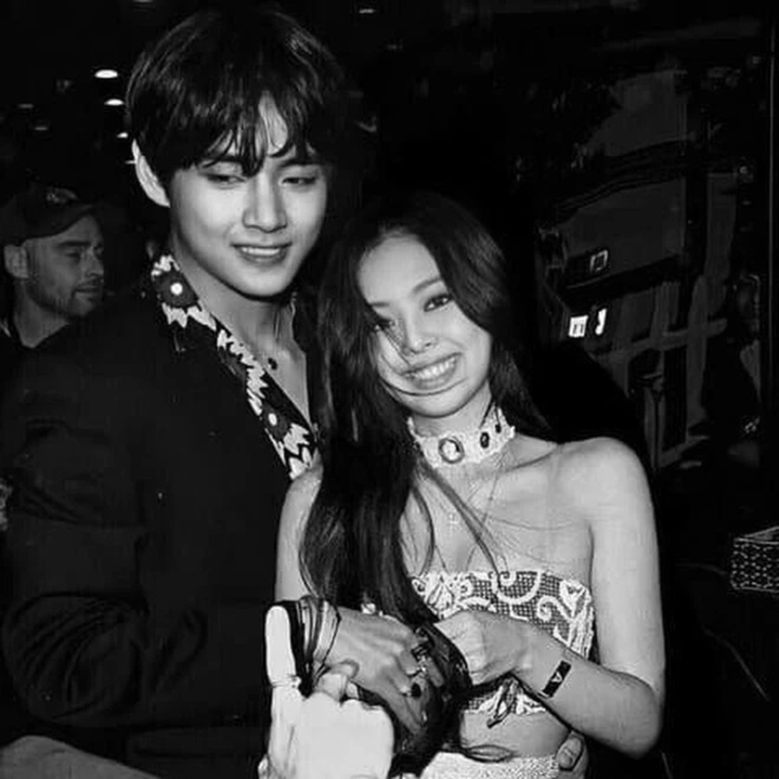 Jennie (BLACKPINK) bị thương, V (BTS) lo sốt vó cho bạn gái? episode artwork