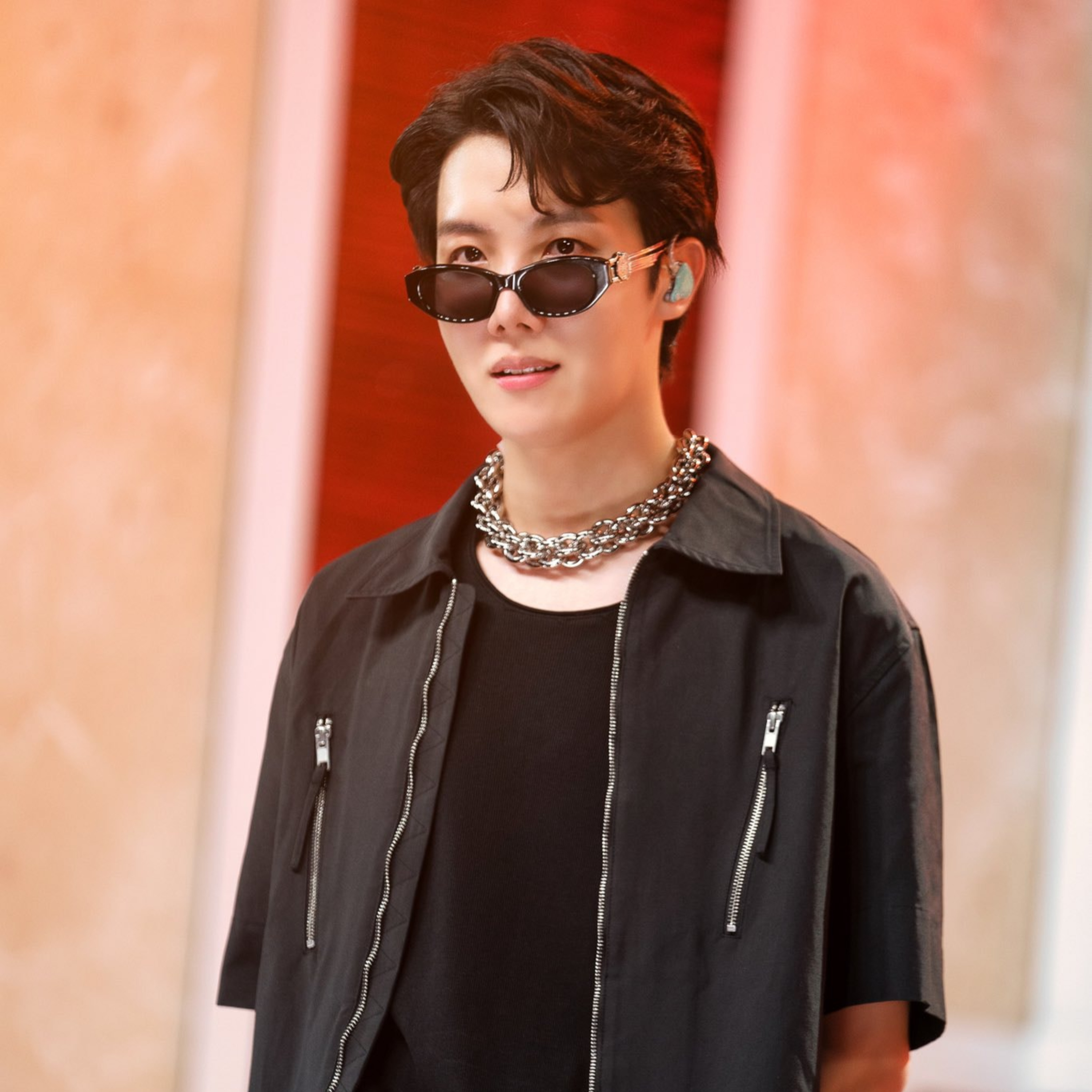 J-Hope (BTS) khiến dân tình tan chảy vì hành động siêu đáng yêu tặng fan khi vừa về Hàn Quốc episode artwork