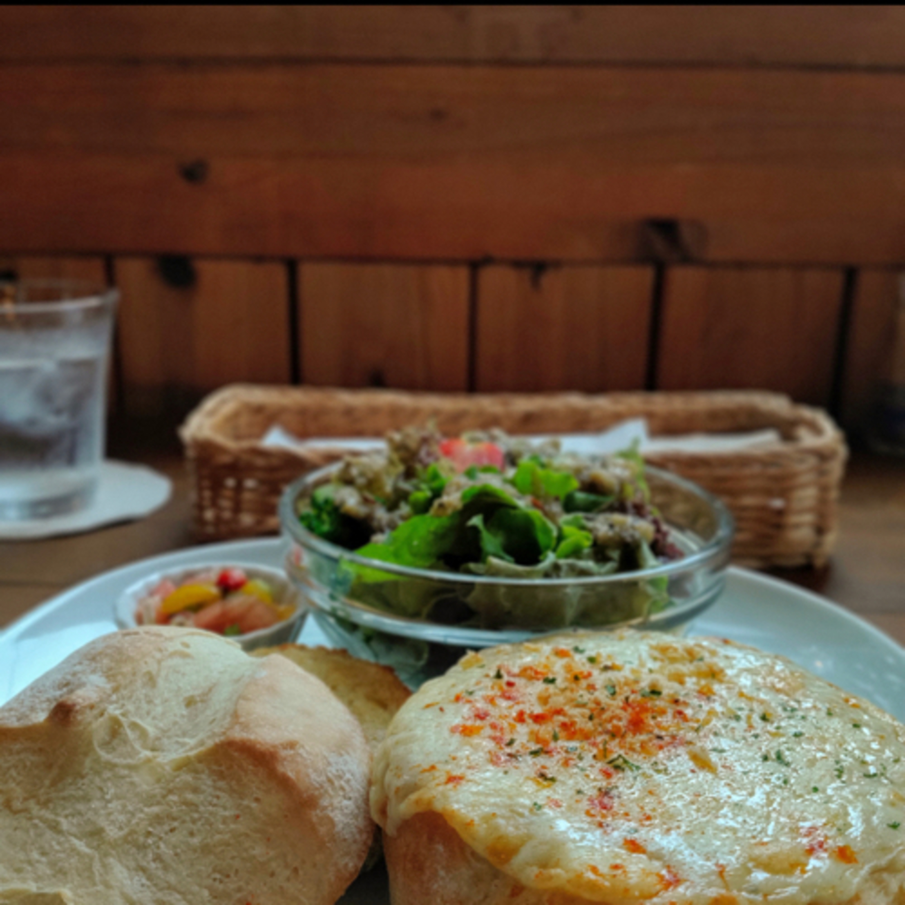 食堂Nordのパン詰めグラタン