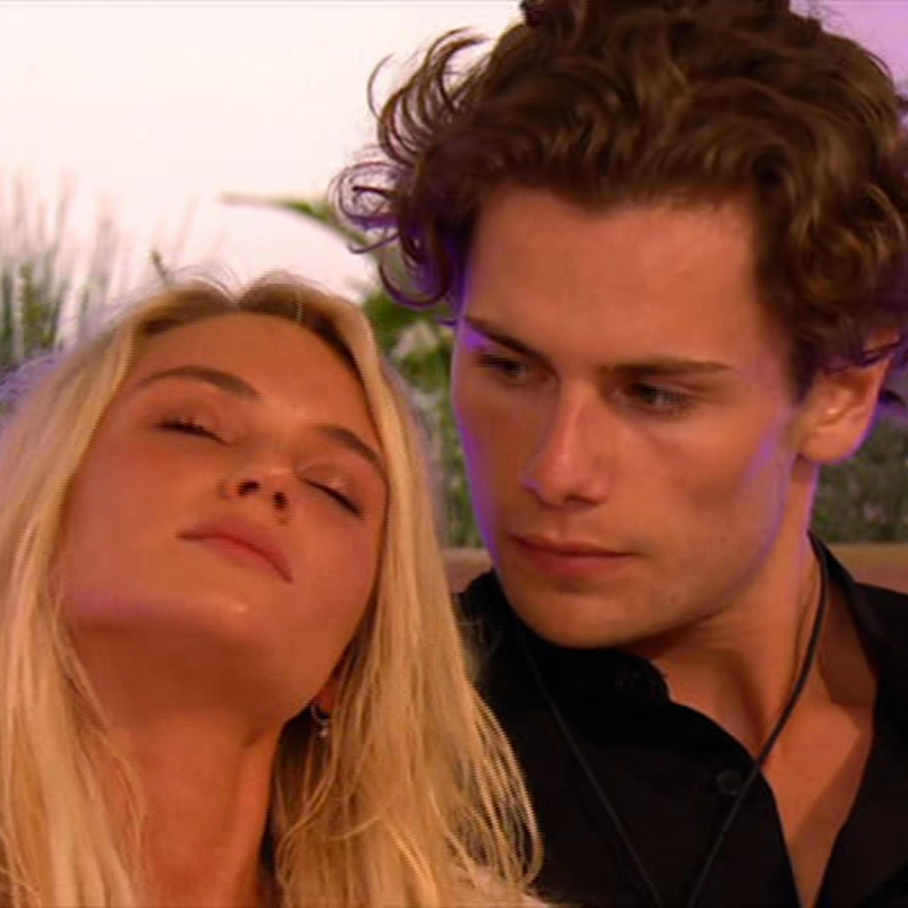 Love Island Cast UK Season 5 Special Guest Asa comes on and is on Team Amber, and doesn't trust Curtis