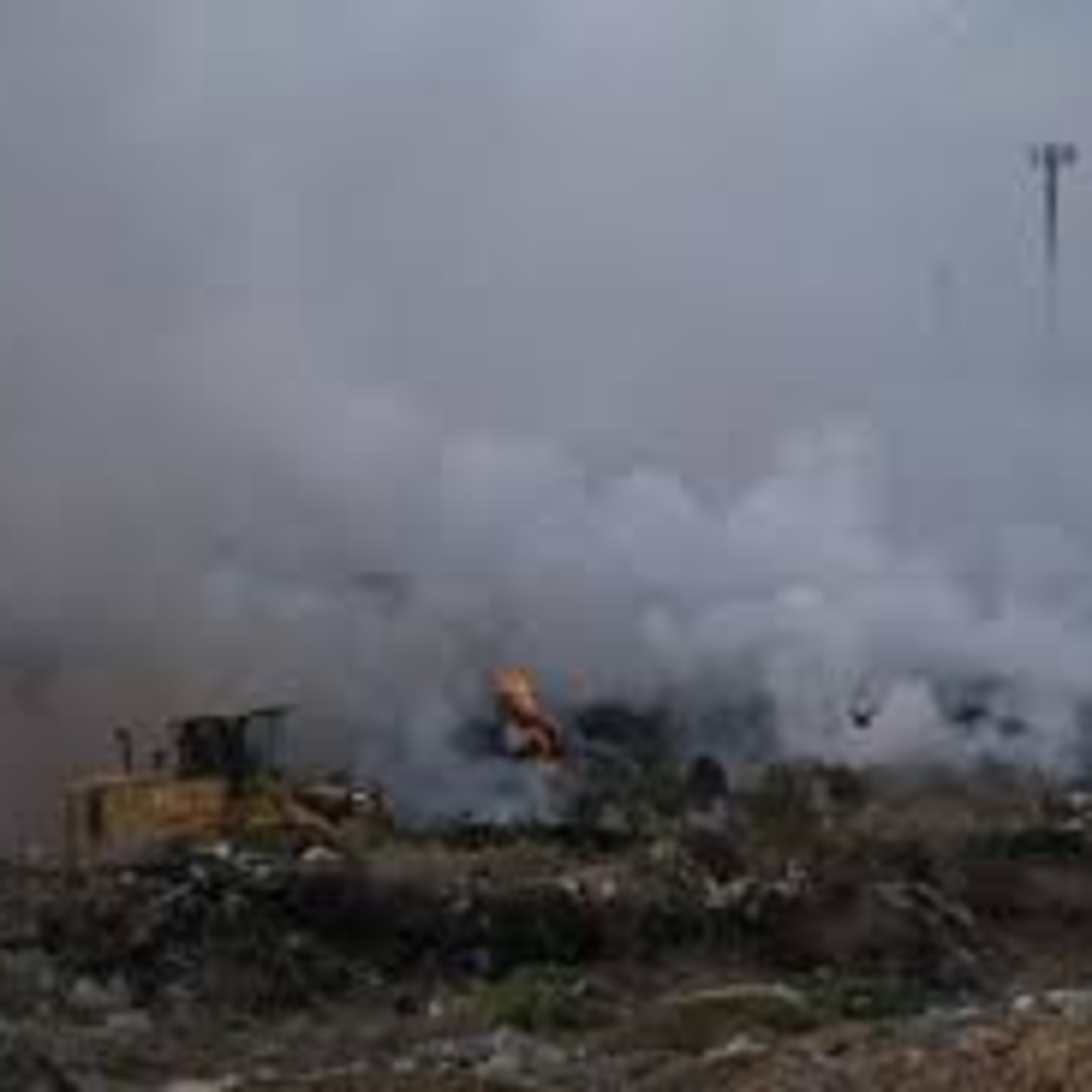 Incendio en el vertedero: "Está extinguido pero van a seguir las cortinas de humo unos días más"