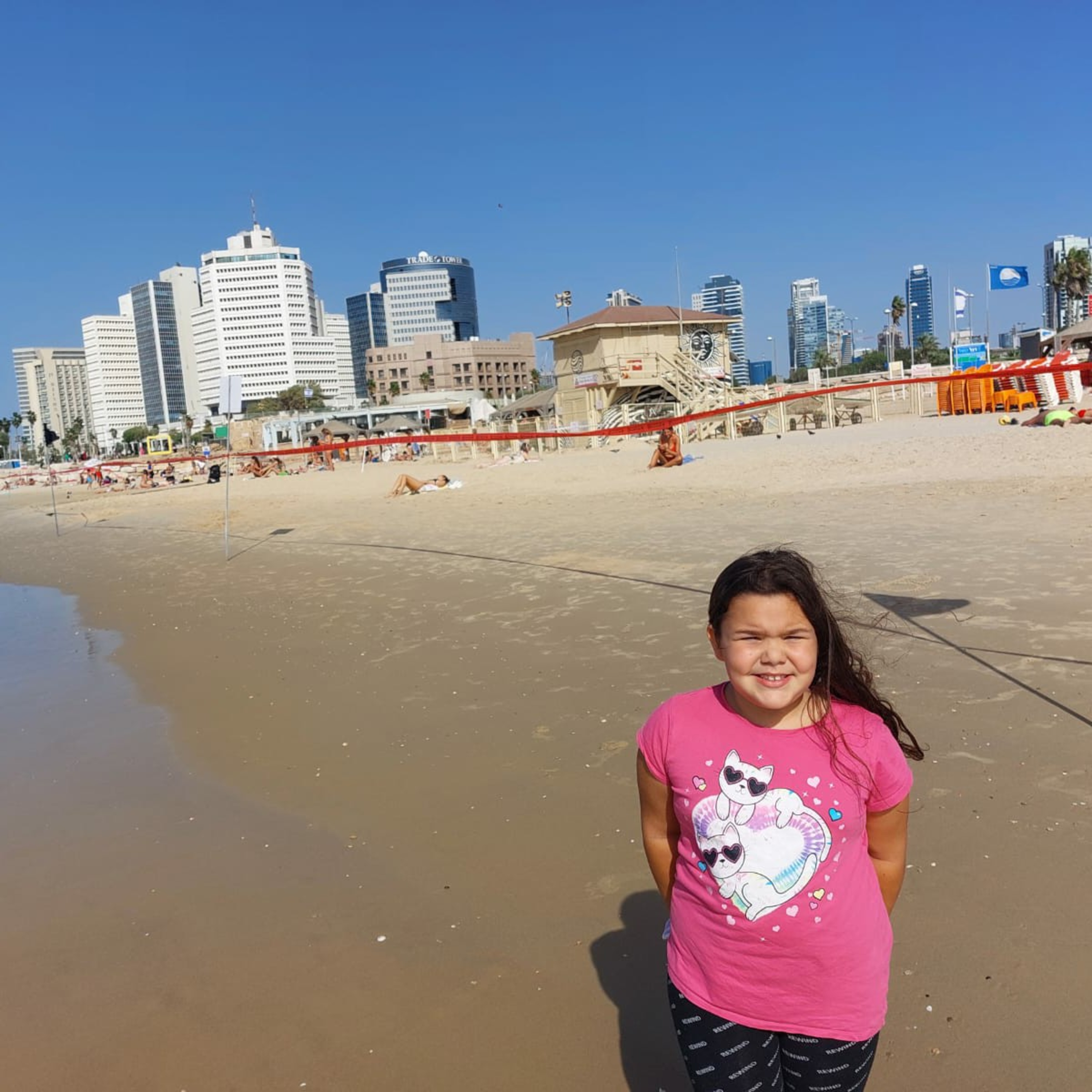 נועה בודקת אם כסף גדל על העצים
