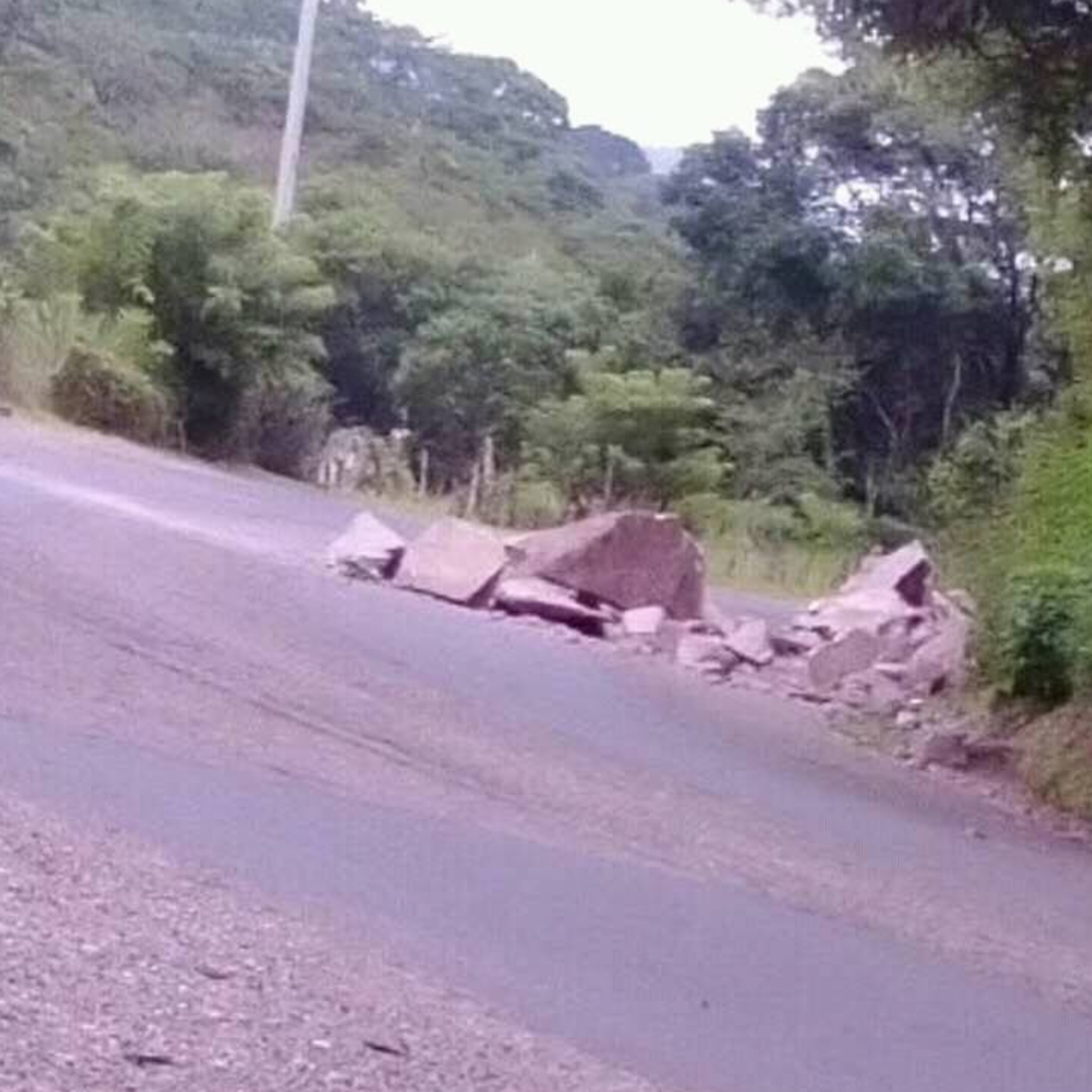 A causa de las lluvias de las ultimas horas, pequeños derrumbes se registran en carreteras del municipio de Tejutla, San Marcos episode artwork