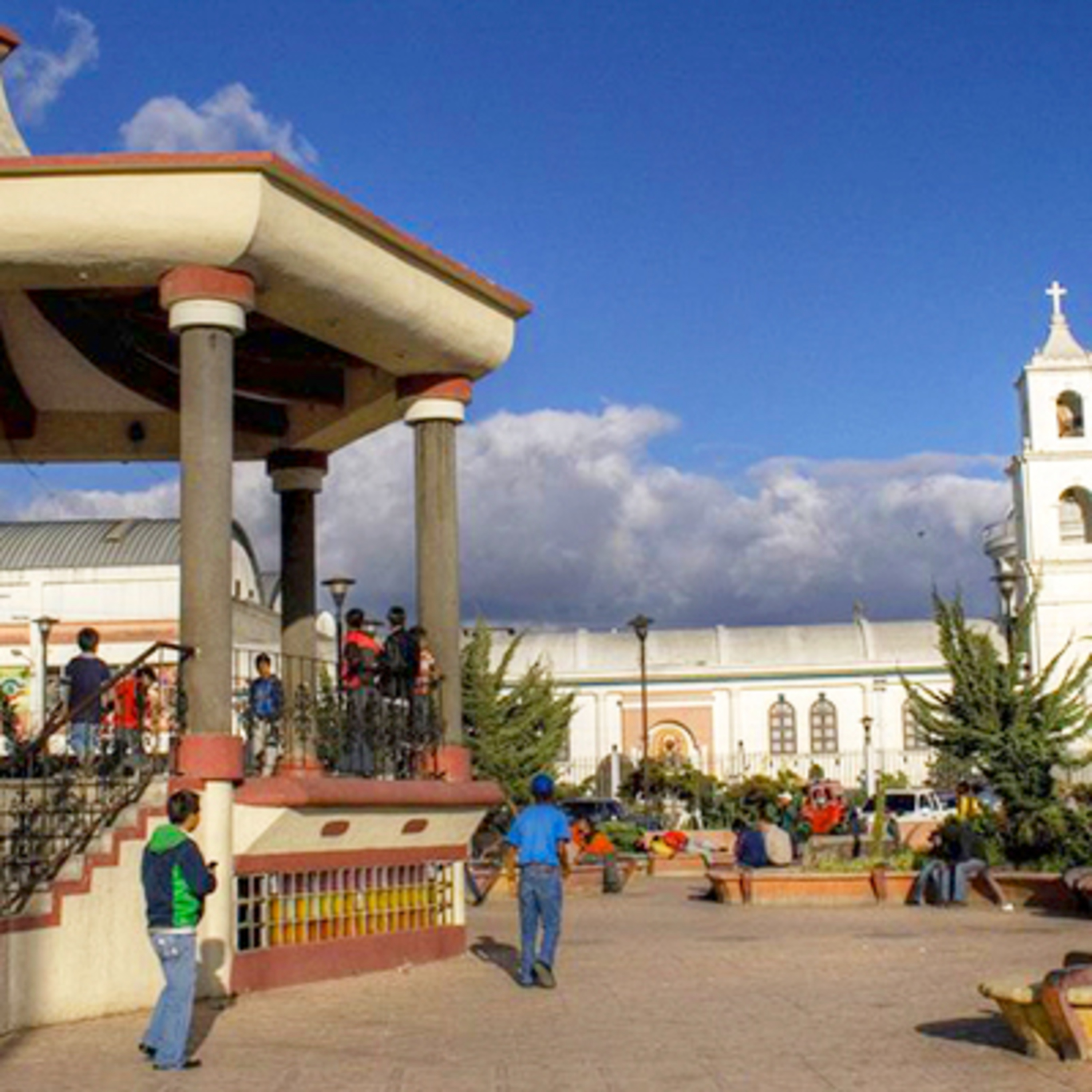 En la municipalidad de San Pedro Sacatepéquez, se dieron a conocer las bases para los certámenes de belleza, de niña Florecita de Retama y señorita Valle de la Esmeralda. episode artwork