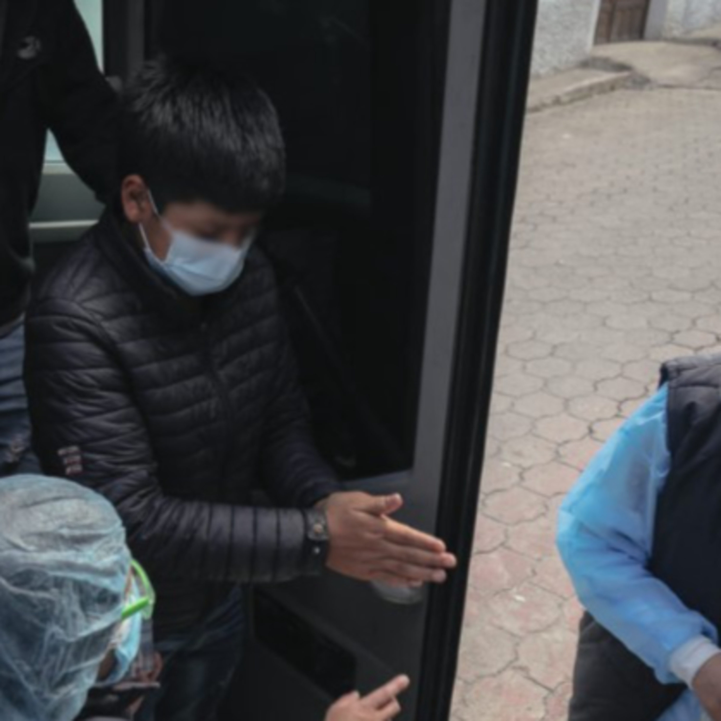 Menores migrantes guatemaltecos son trasladados a albergue episode artwork