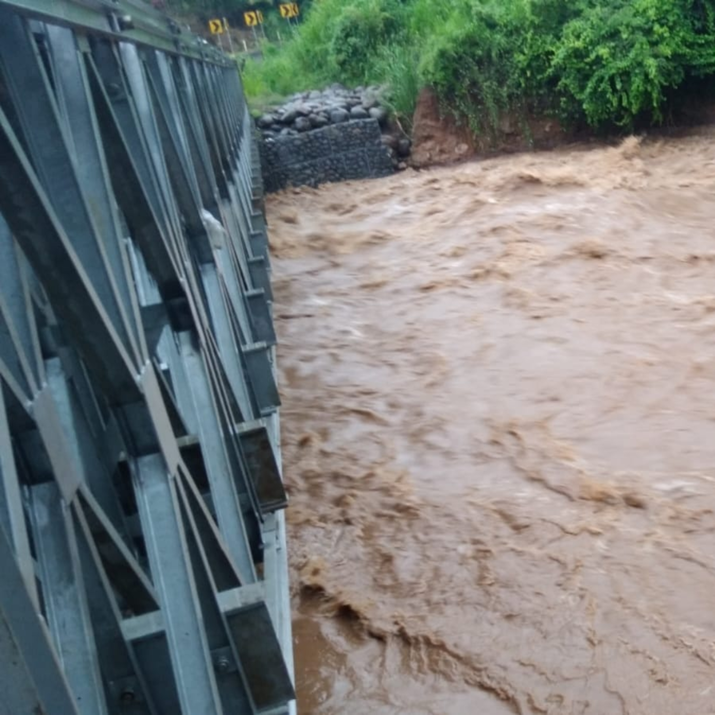 Cinco personas fueron evacuadas al estar a punto de ser arrastradas por el río Nahuatán en Pajapita, San Marcos.  episode artwork