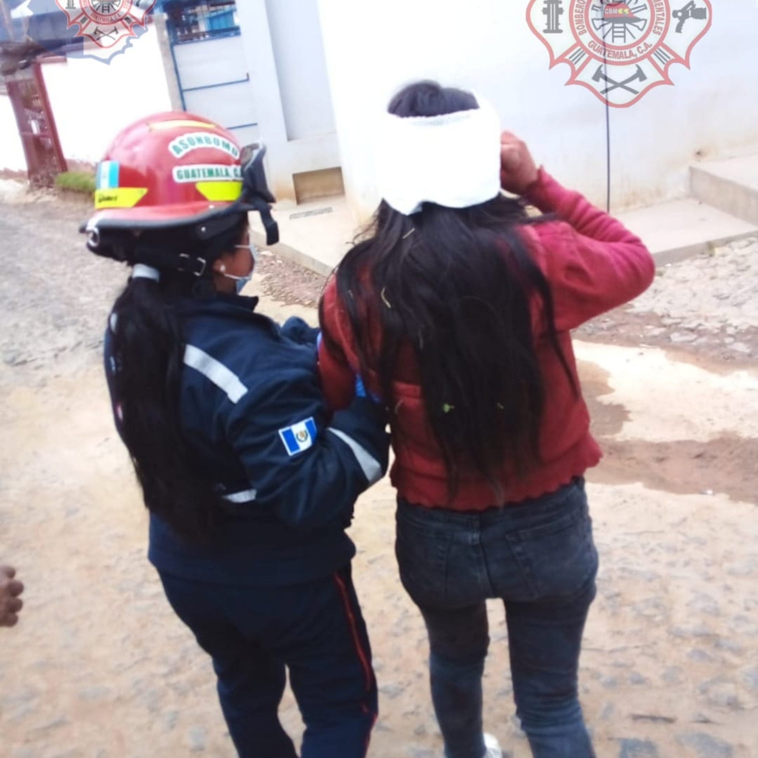 Dos menores de edad resultaron heridas luego de caer de un vehículo en marcha en el municipio de Tejutla, San Marcos.  episode artwork