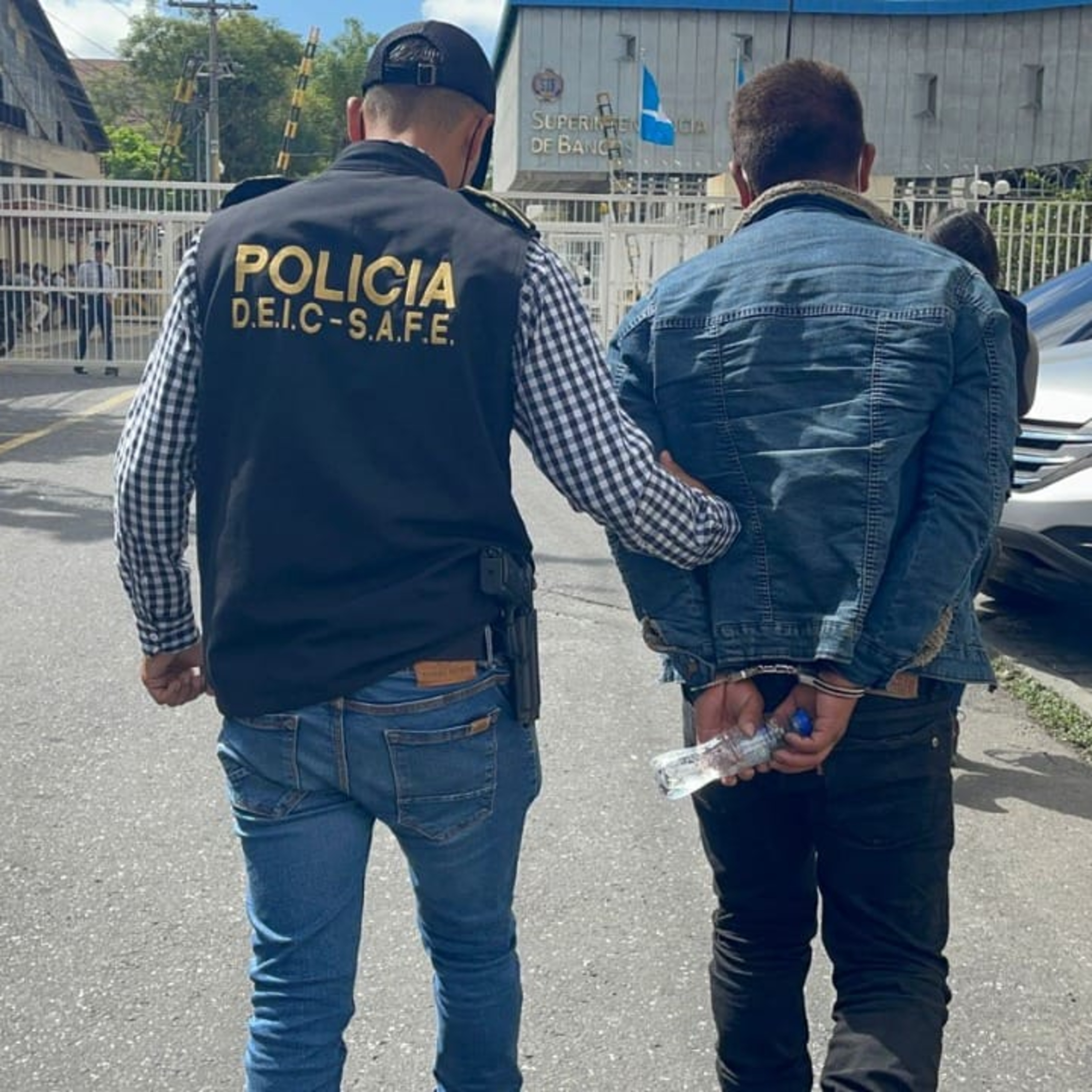 Un hombre que fue deportado desde los Estados Unidos fue capturado por ser requerido en un juzgado del municipio de Ixchiguán, San Marcos por el delito de homicidio.  episode artwork