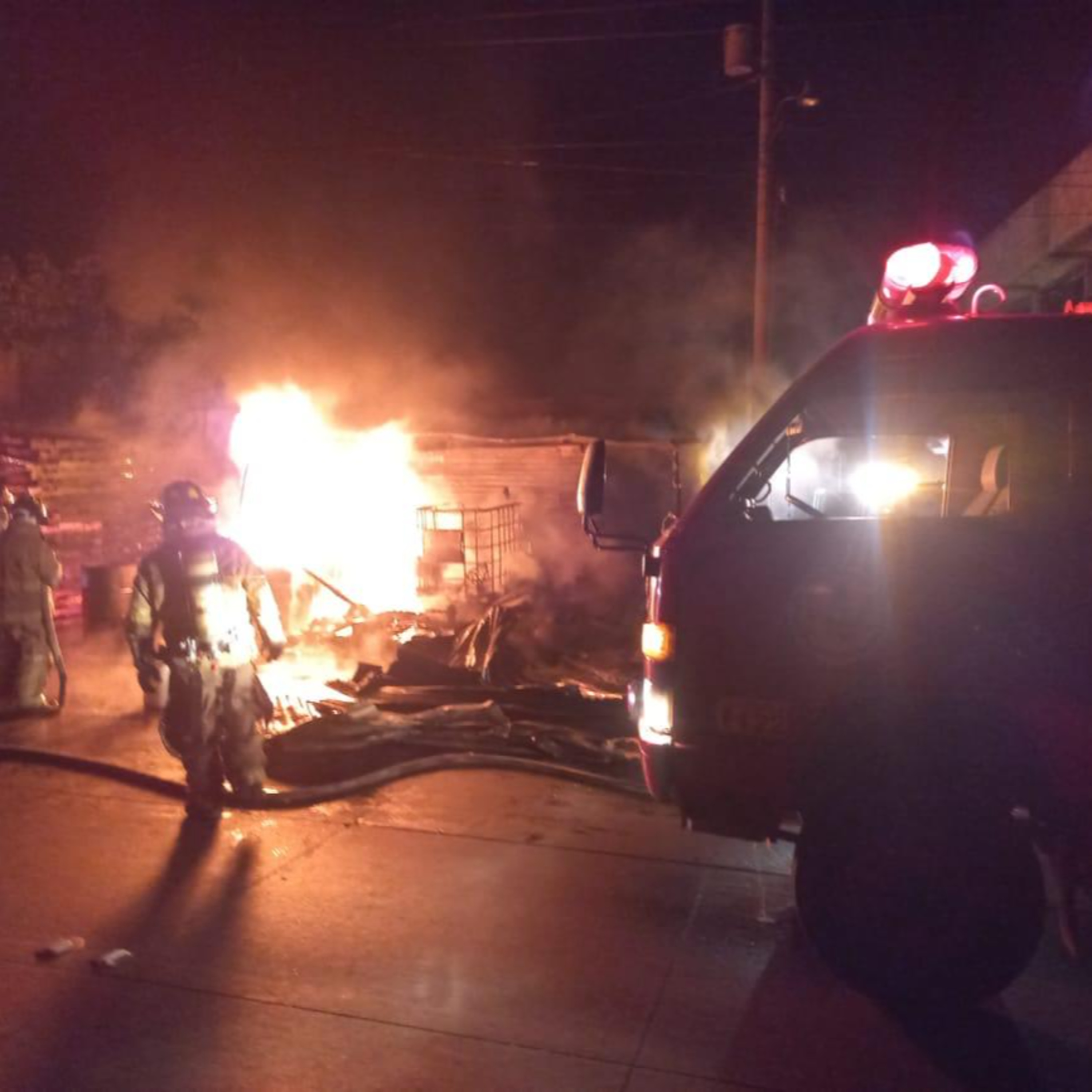 Se registró un incendio en la ruta al Pacífico esta madrugada, el fuego consumió un área donde se almacenaban combustibles y tarimas. episode artwork