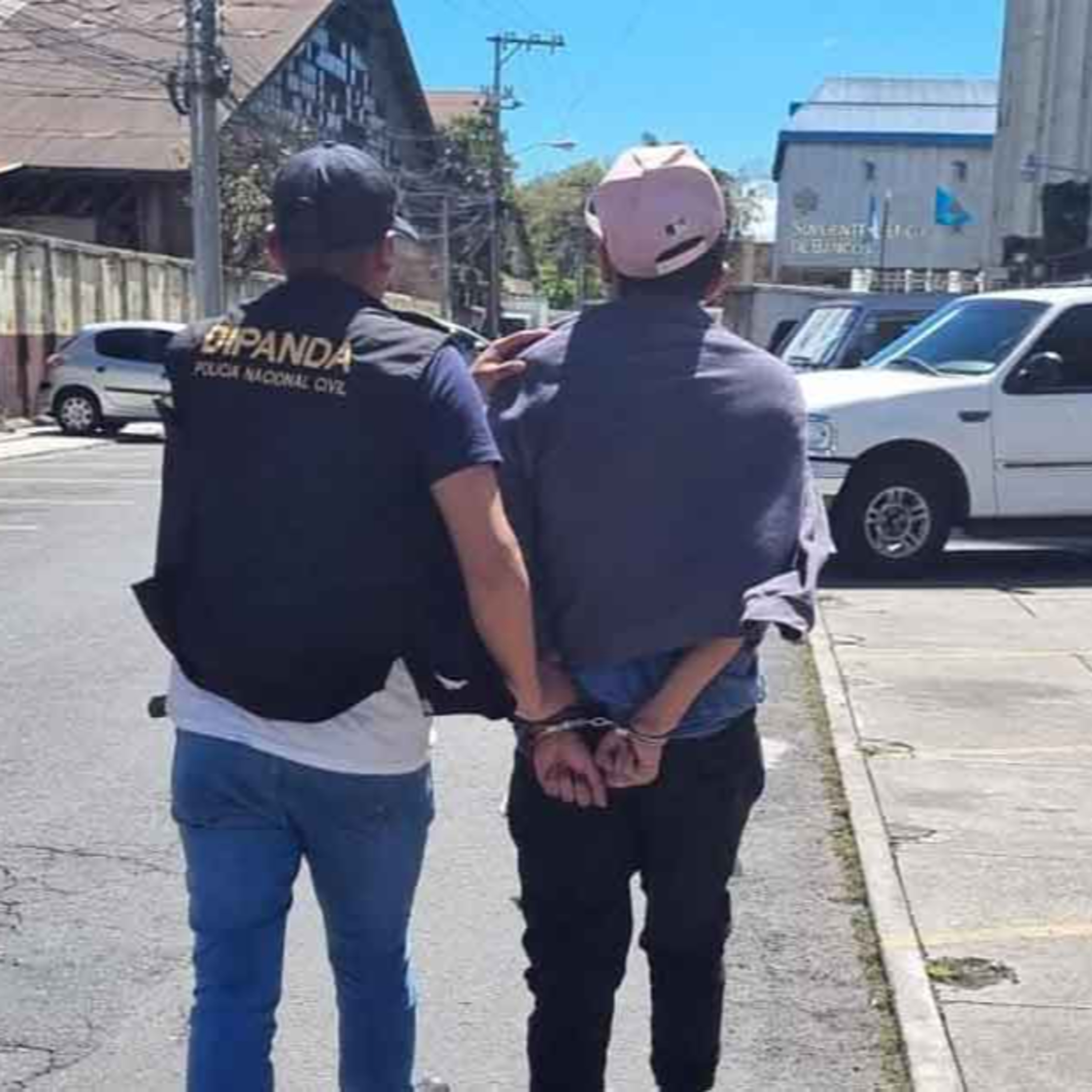 Marero capturado cuando recogía dinero de extorsión; el individuo fue identificado como Carlos "N" de 20 años, presunto miembro de la pandilla Mara Salvatrucha. episode artwork