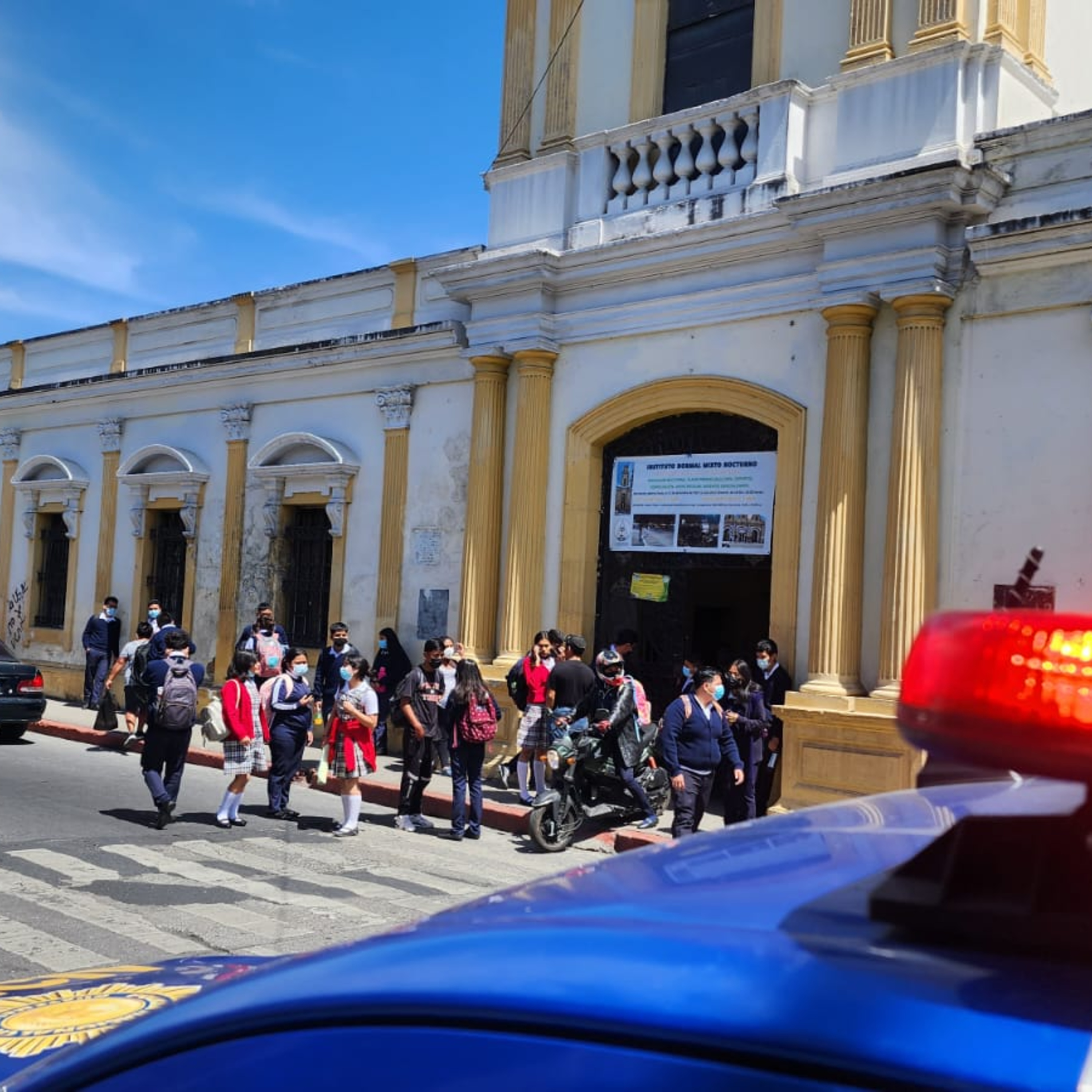 Como parte del plan Escuelas Seguras se mantiene presencia de la PNC en el perímetro de los centros educativos para brindar seguridad a estudiantes y maestros. episode artwork