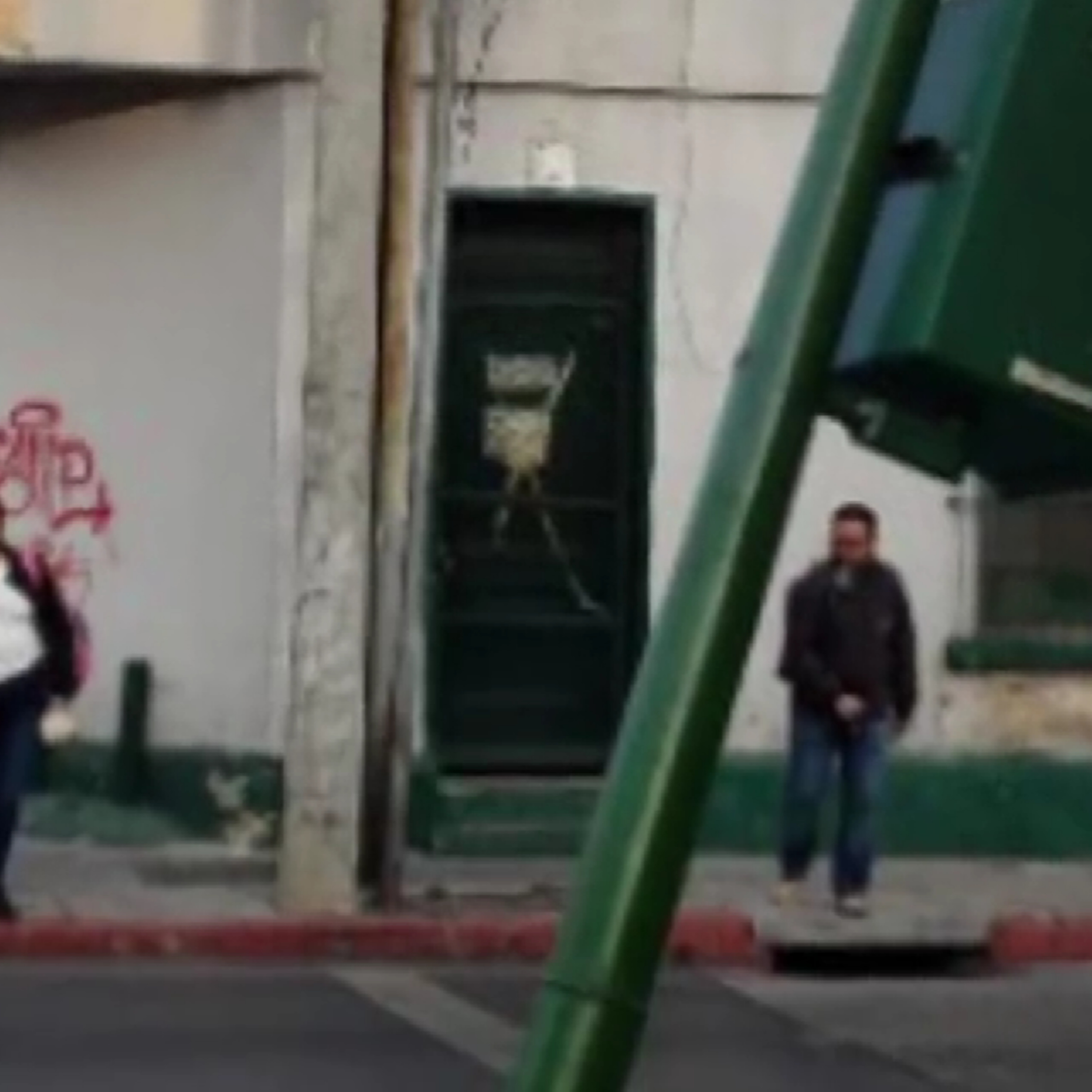 Conductor se da a la fuga tras destruir semáforo en la zona 1. La persona chocó su vehículo contra la estructura y le causó serios daños. episode artwork