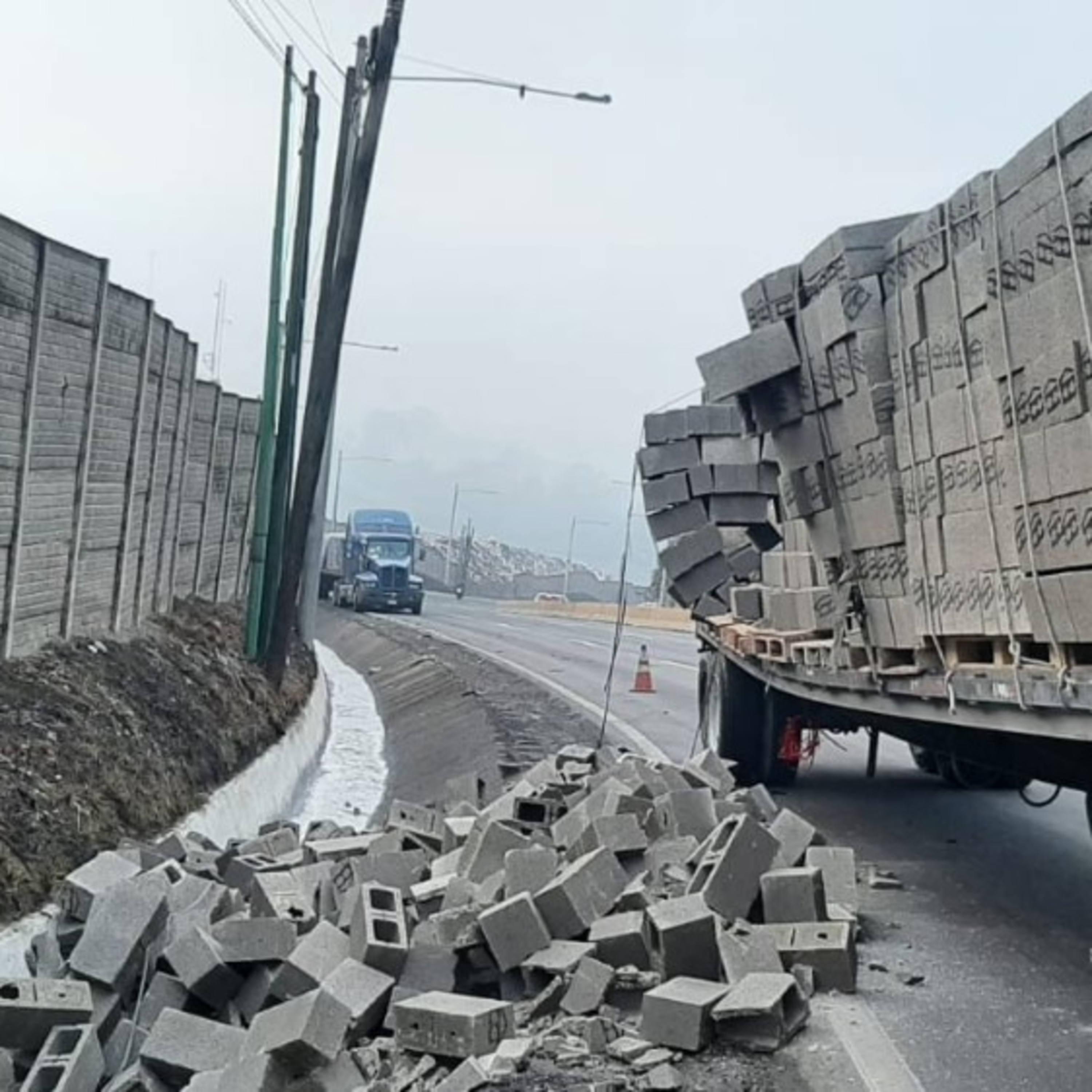 Tráiler bota carga de block en el kilómetro 22.5 ruta al Pacífico. episode artwork