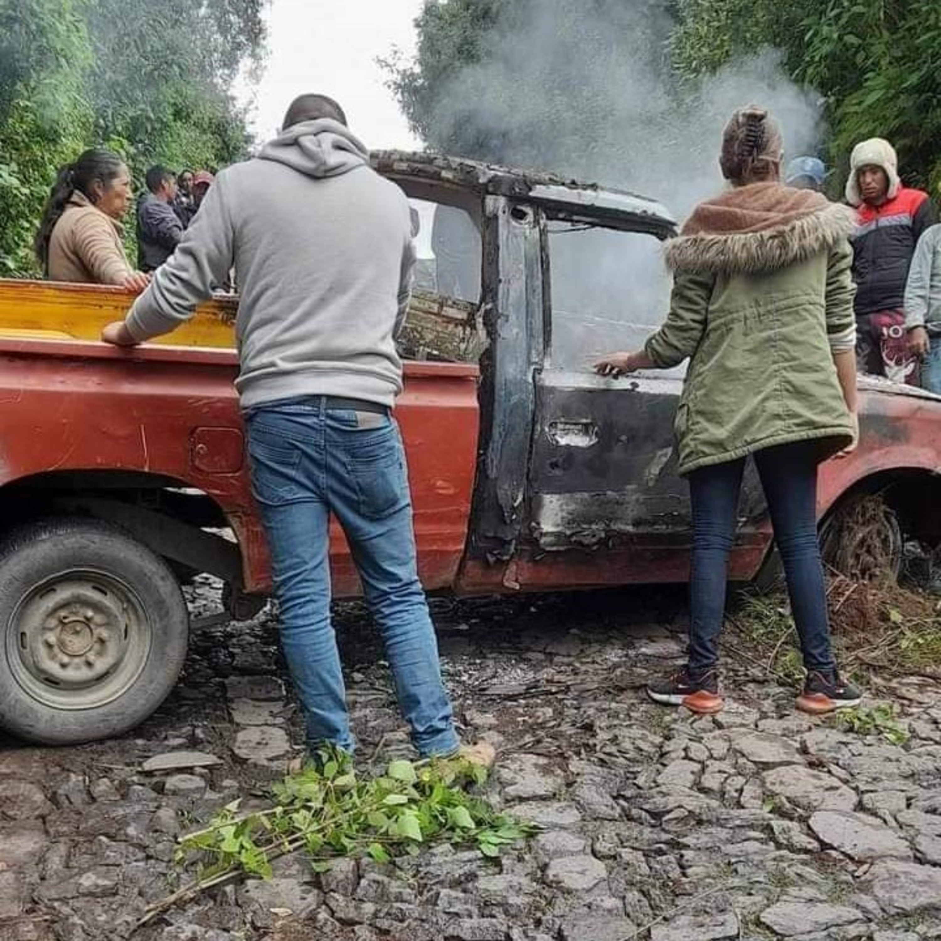 El vehículo fue consumido por las llamas en un 80% de su estructura. episode artwork