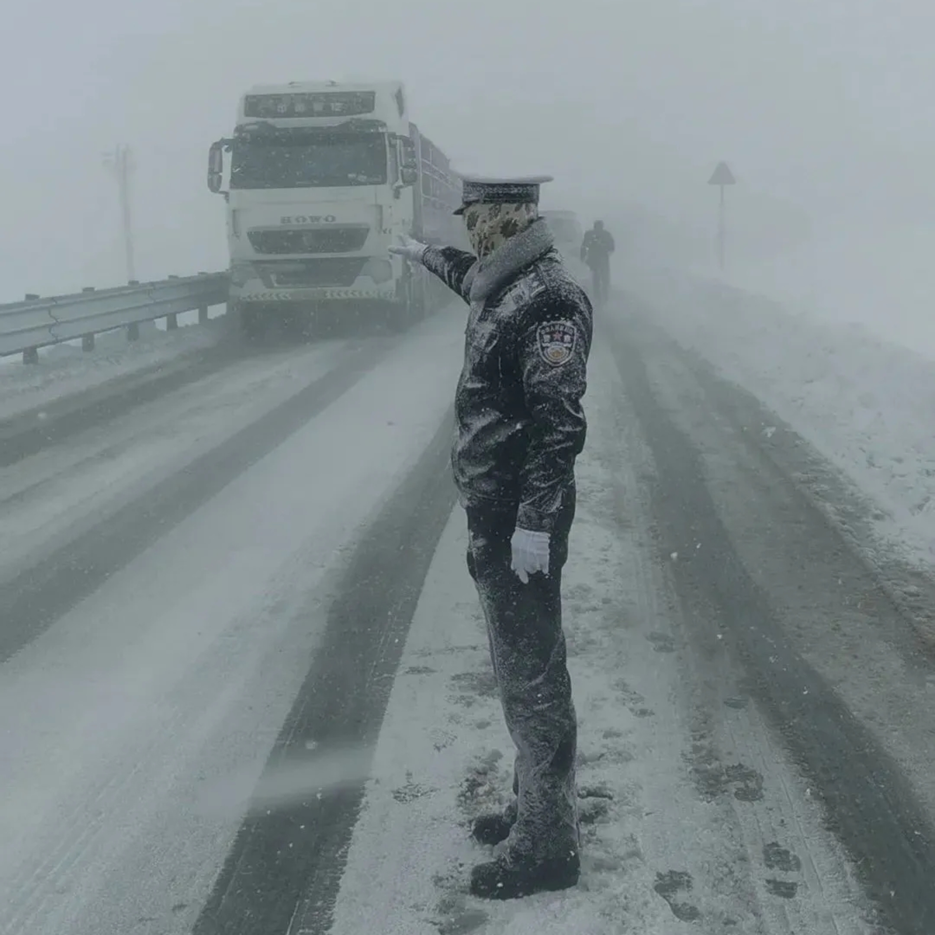 大雪が降った四川省で交通整理をして「雪像」になった警察官が話題に episode artwork