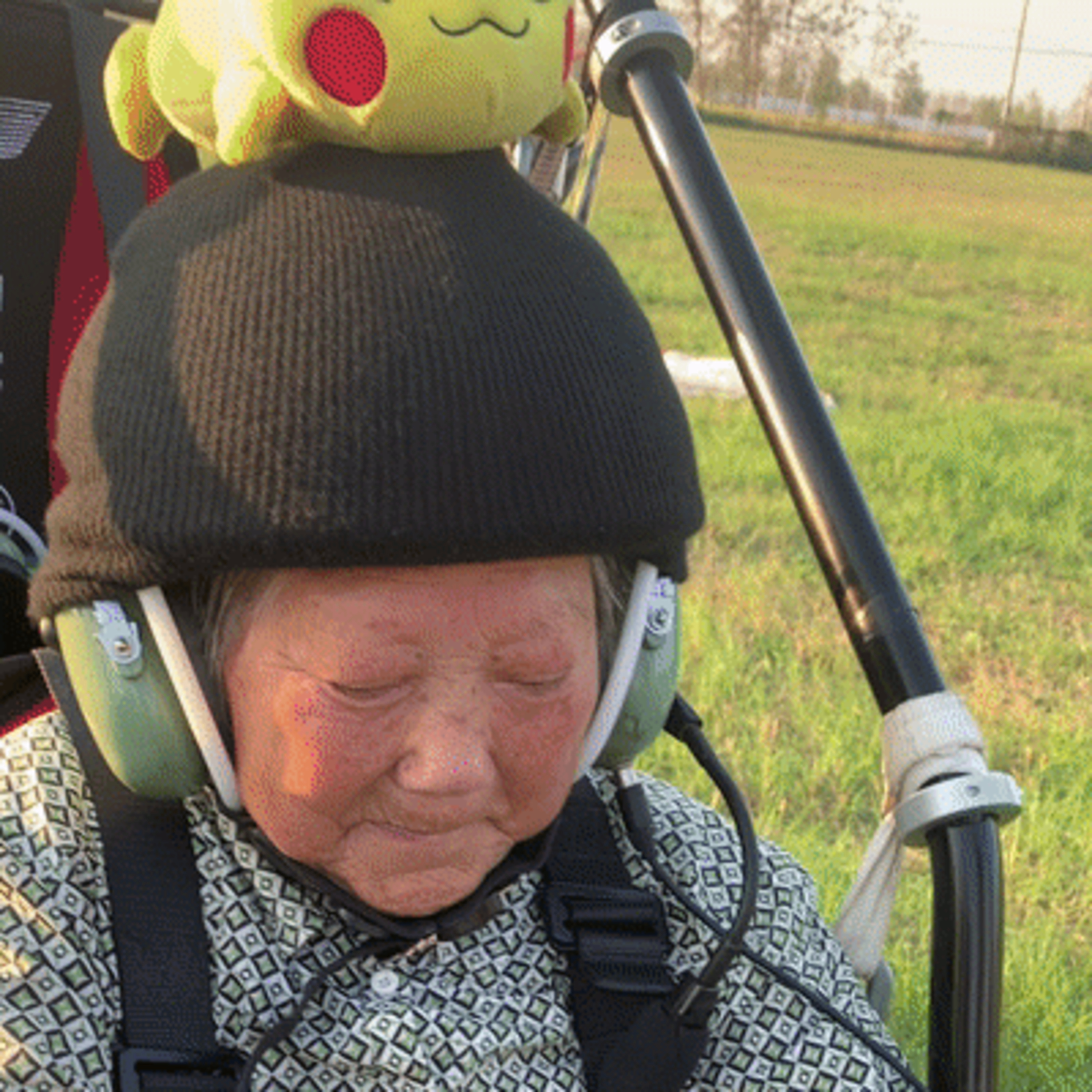 パワードパラグライダー体験し、Vサインする82歳のおばあちゃんが話題に episode artwork