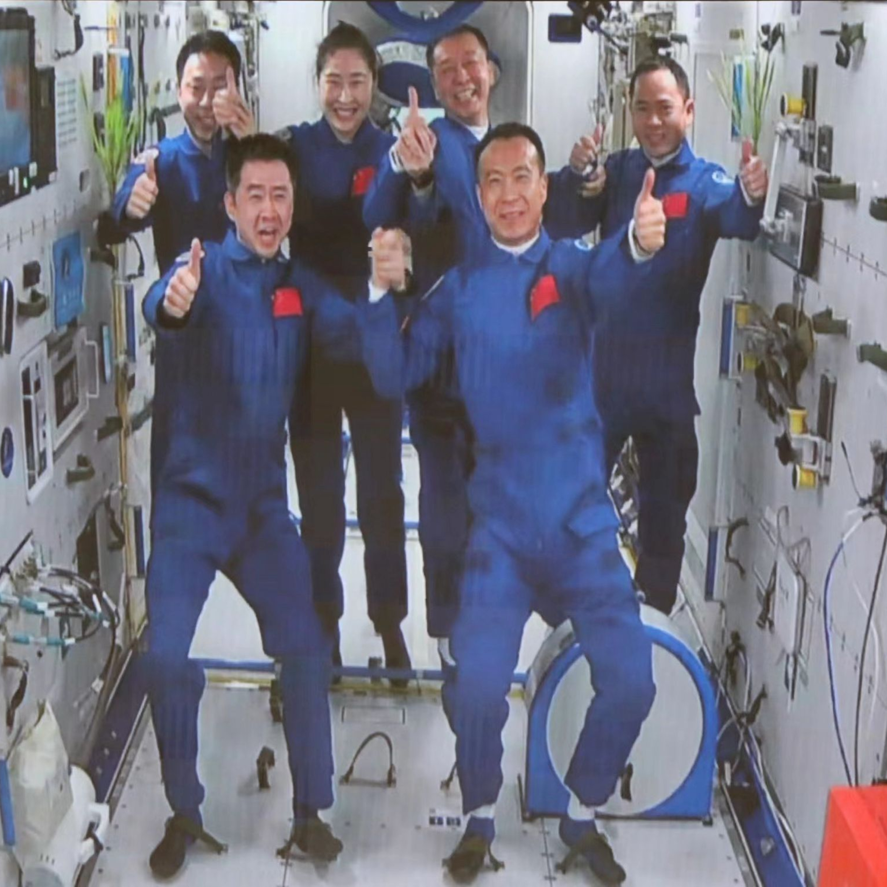 有人宇宙船「神舟15号」と「神舟14号」の乗組員が宇宙で集合写真 episode artwork