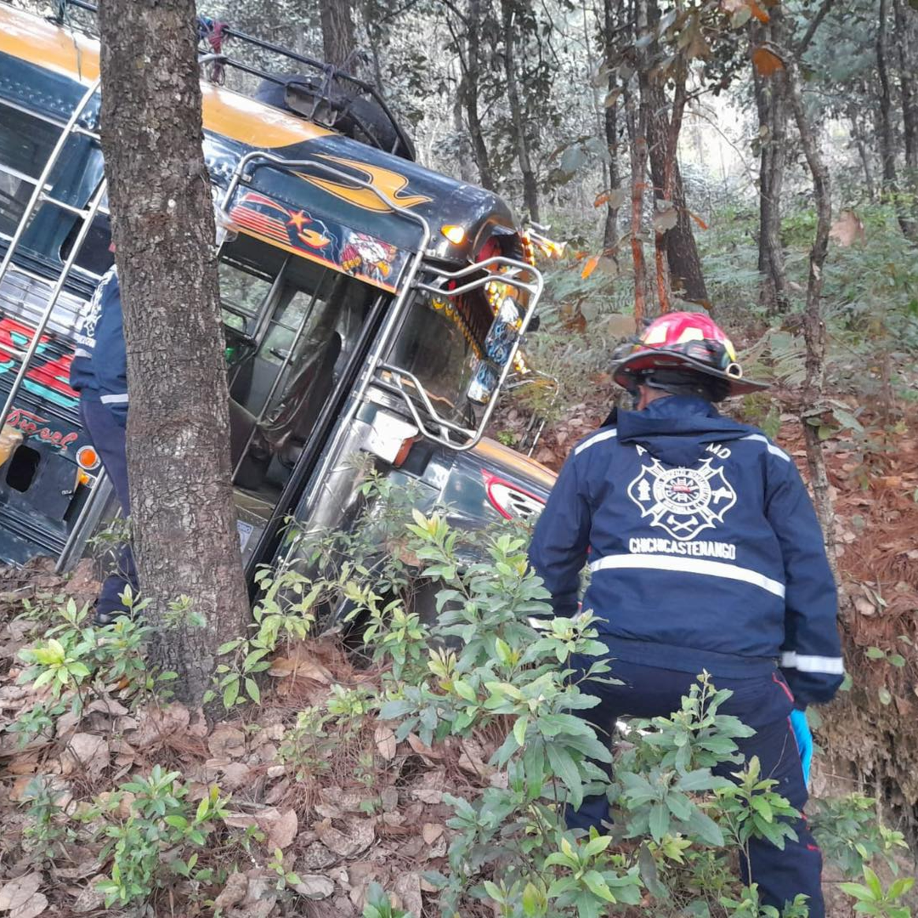 Bus cae en hondonada luego de chocar con pickup. episode artwork