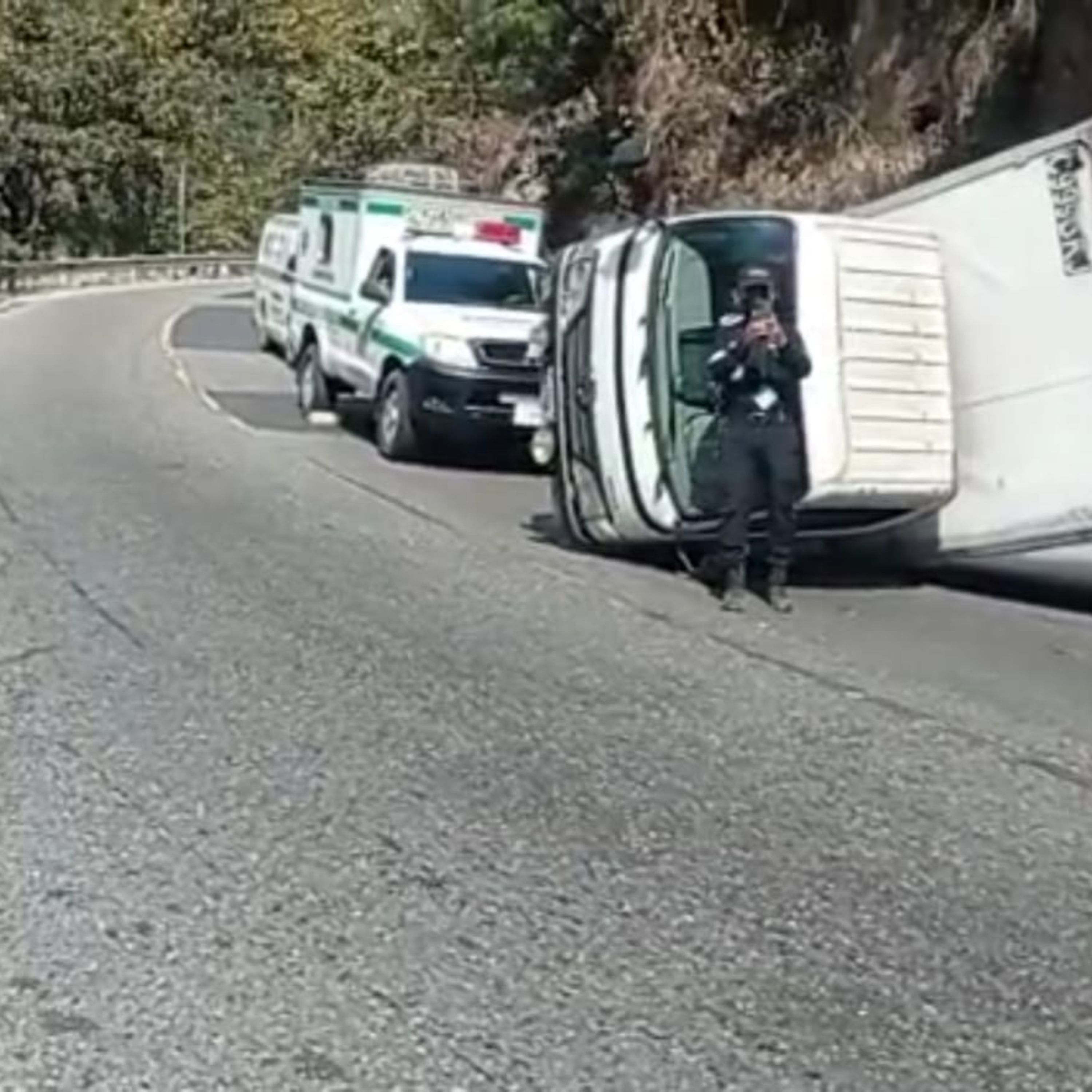 Camión volcado en carretera hacia los Encuentros. episode artwork