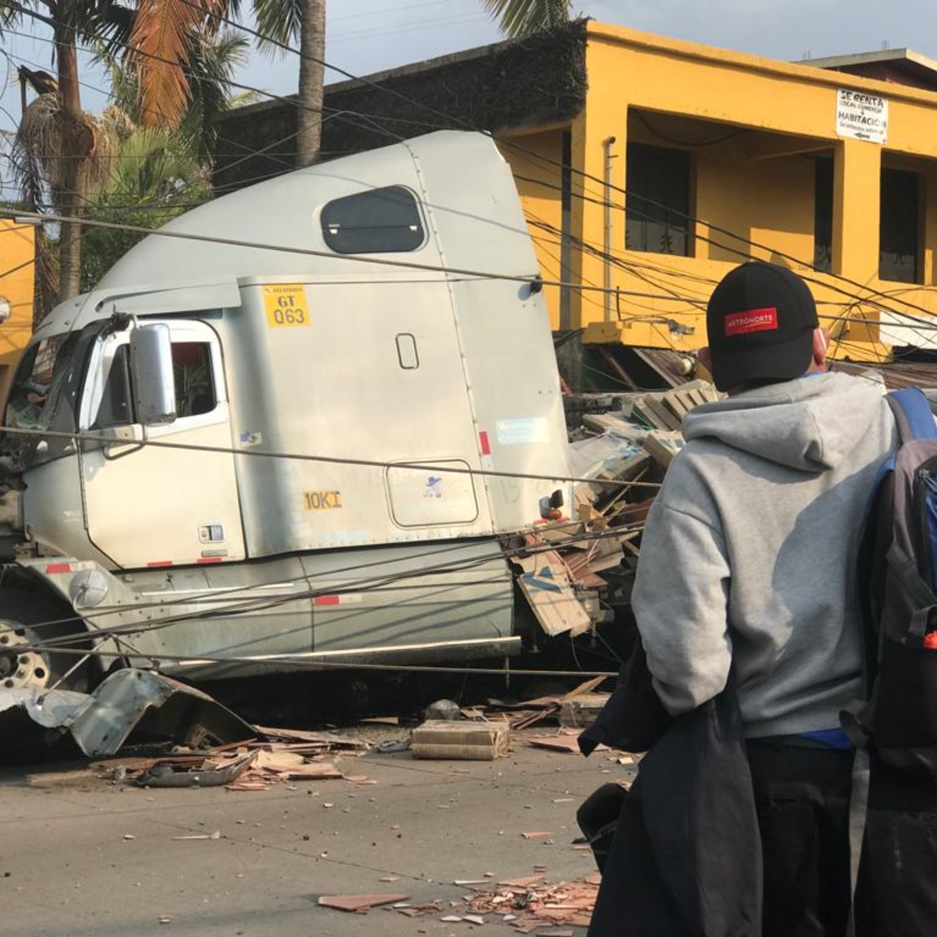 Accidente de tránsito en zona 18, kilómetro 13.6 de la ruta al Atlántico. episode artwork