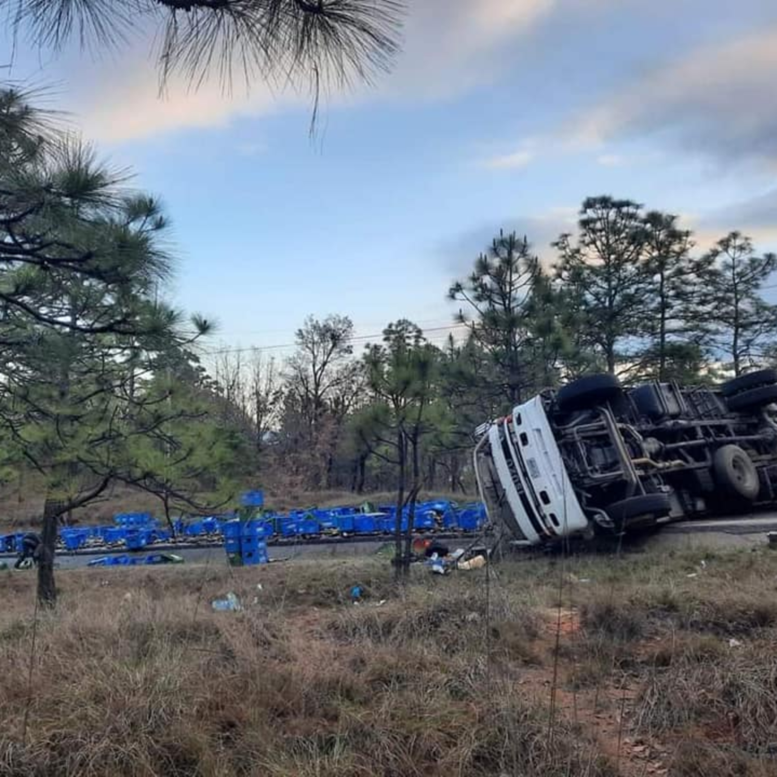 Camión se accidenta en carretera. episode artwork