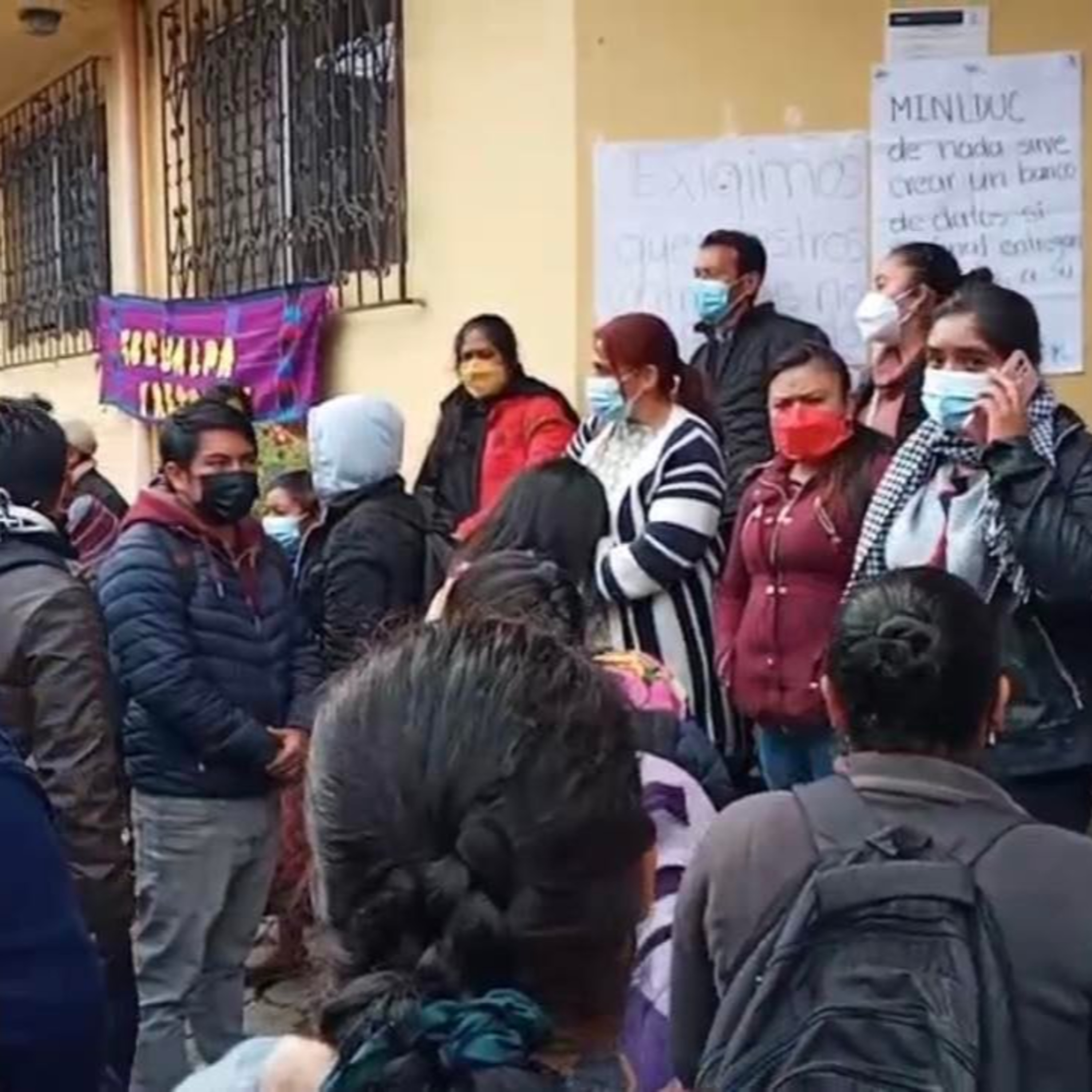 Maestros manifiestan frente a la Dirección Deptal. de Educación. episode artwork