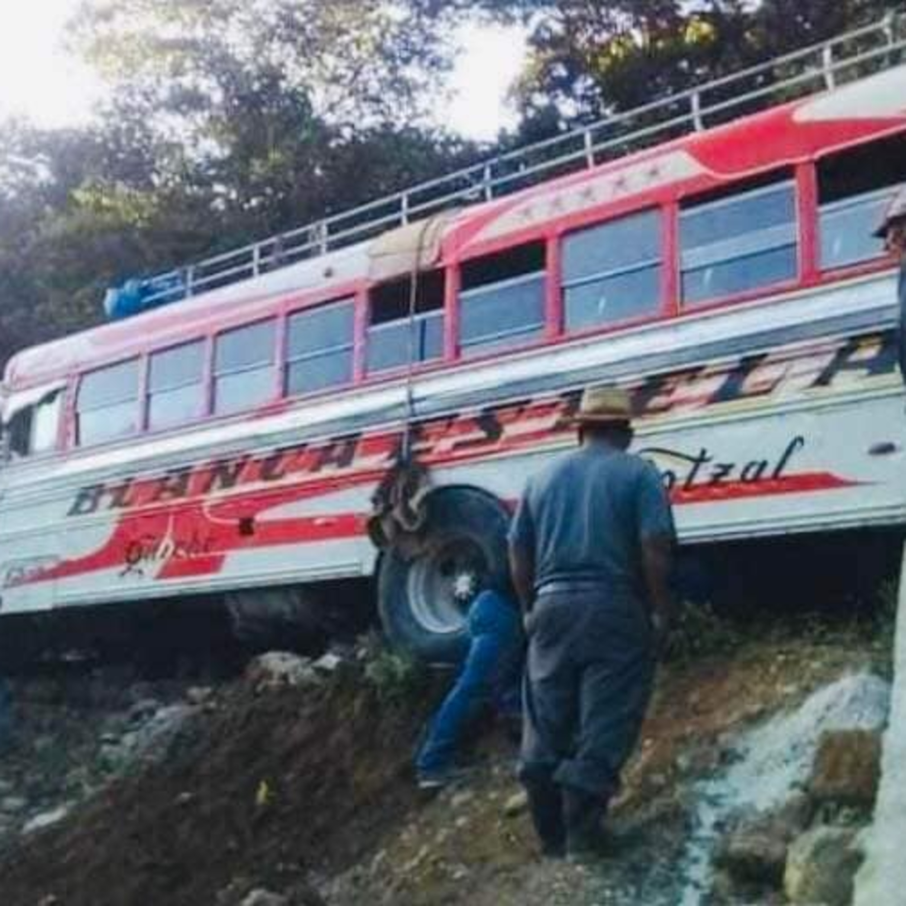Camioneta queda al borde del barranco. episode artwork