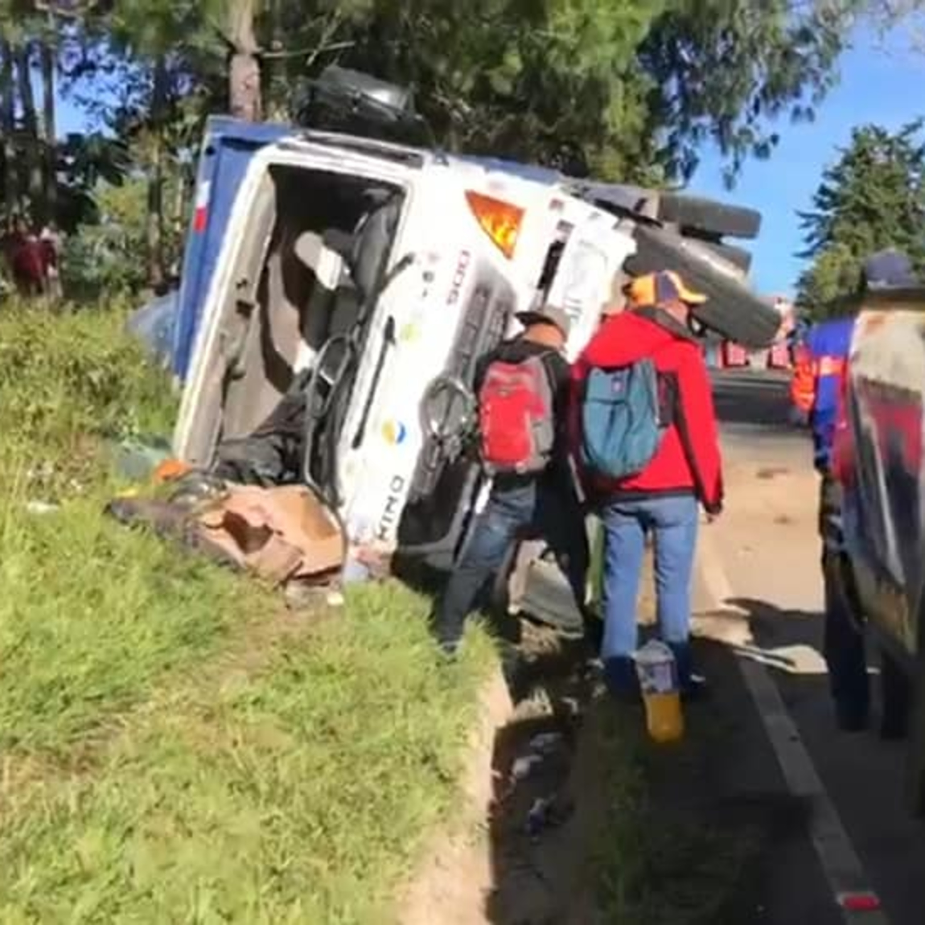 Vehículo pesado vuelca en carretera. episode artwork