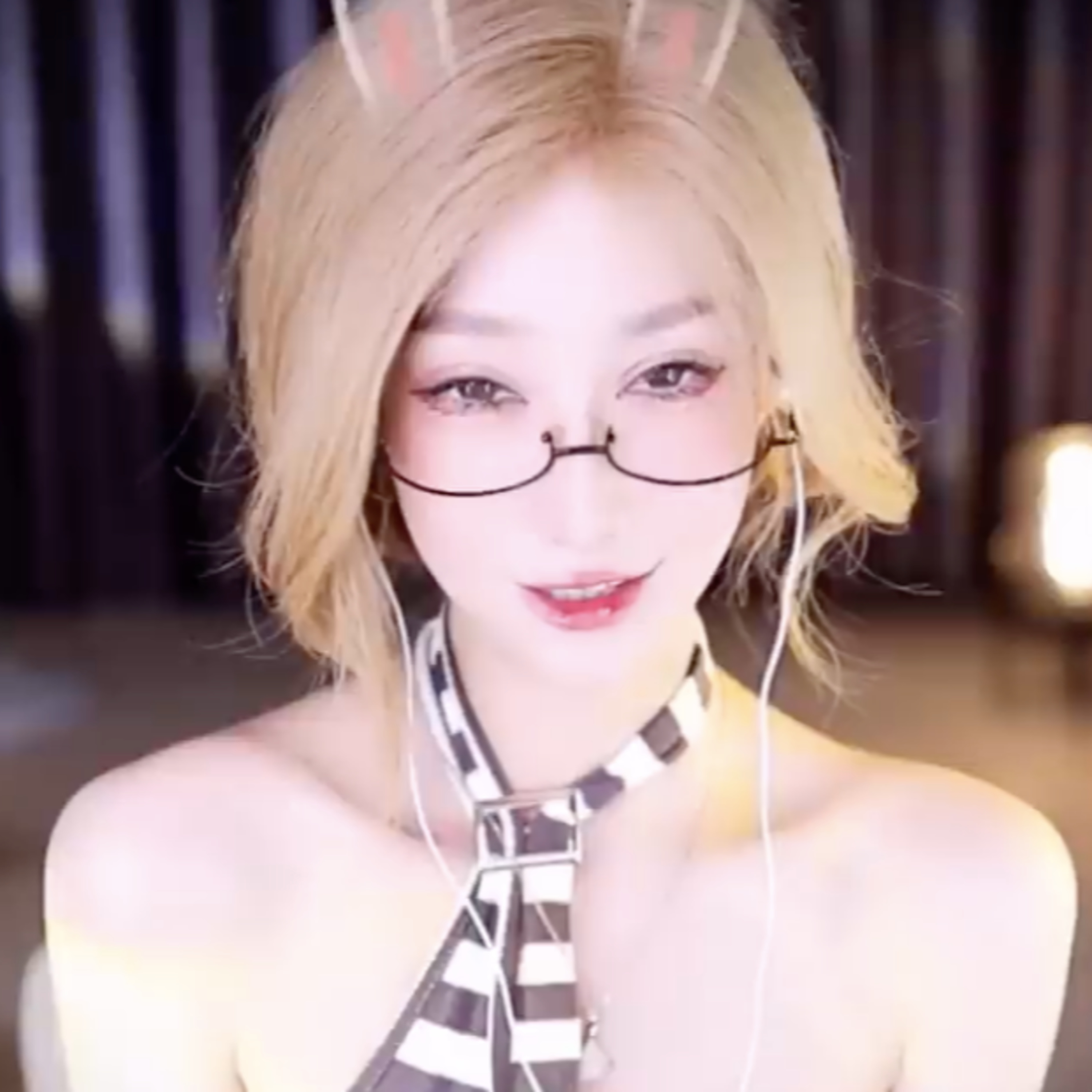 ASMR 张老师夜晚的耳骚时间 Teacher Zhang's ear therapy time at night Aily Zhang 张爱玲Aily