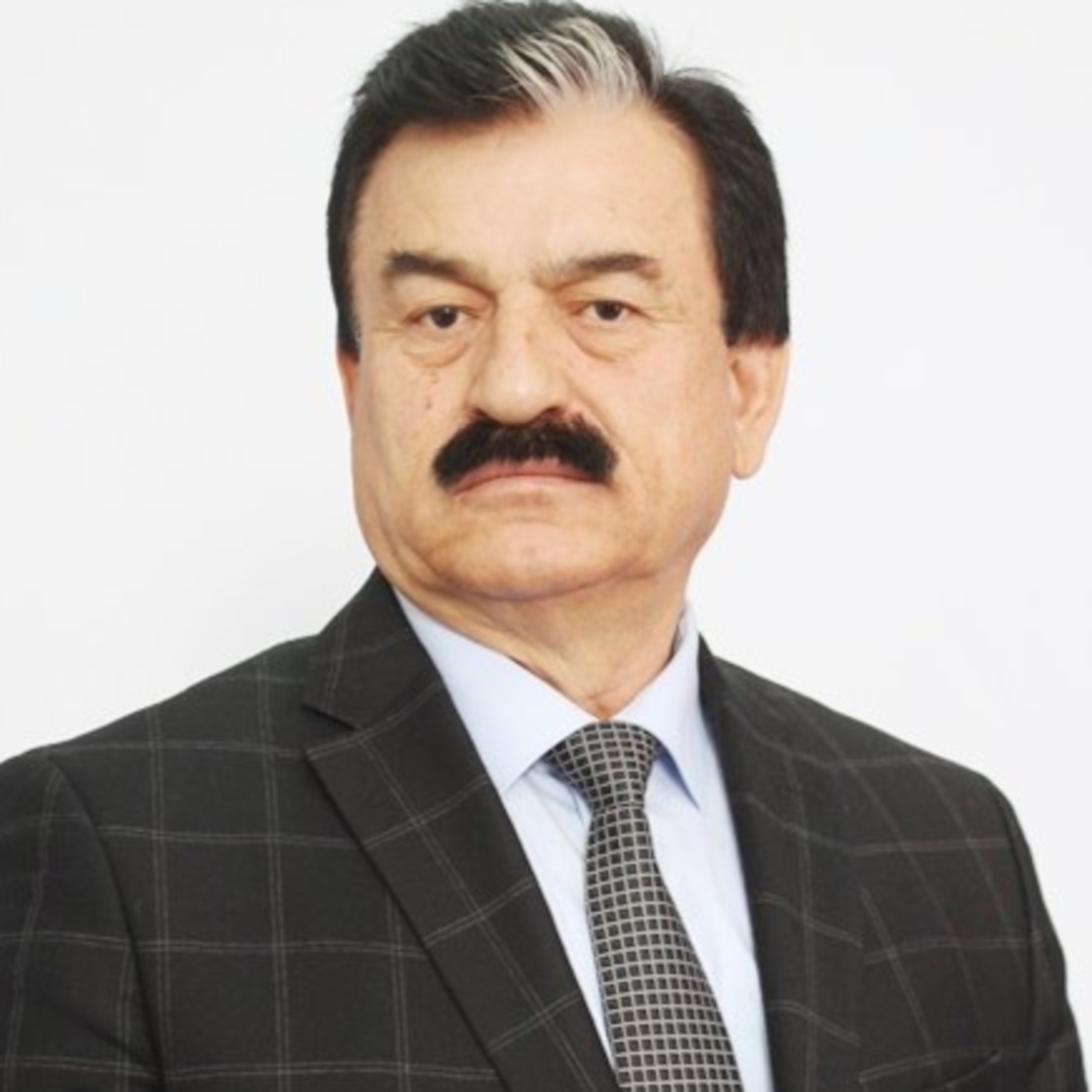 کاور Чилахон Холов, овозхони оҳангҳои мардумӣ. چلخان خالاو، آوازخوان آهنگهای مردمی.