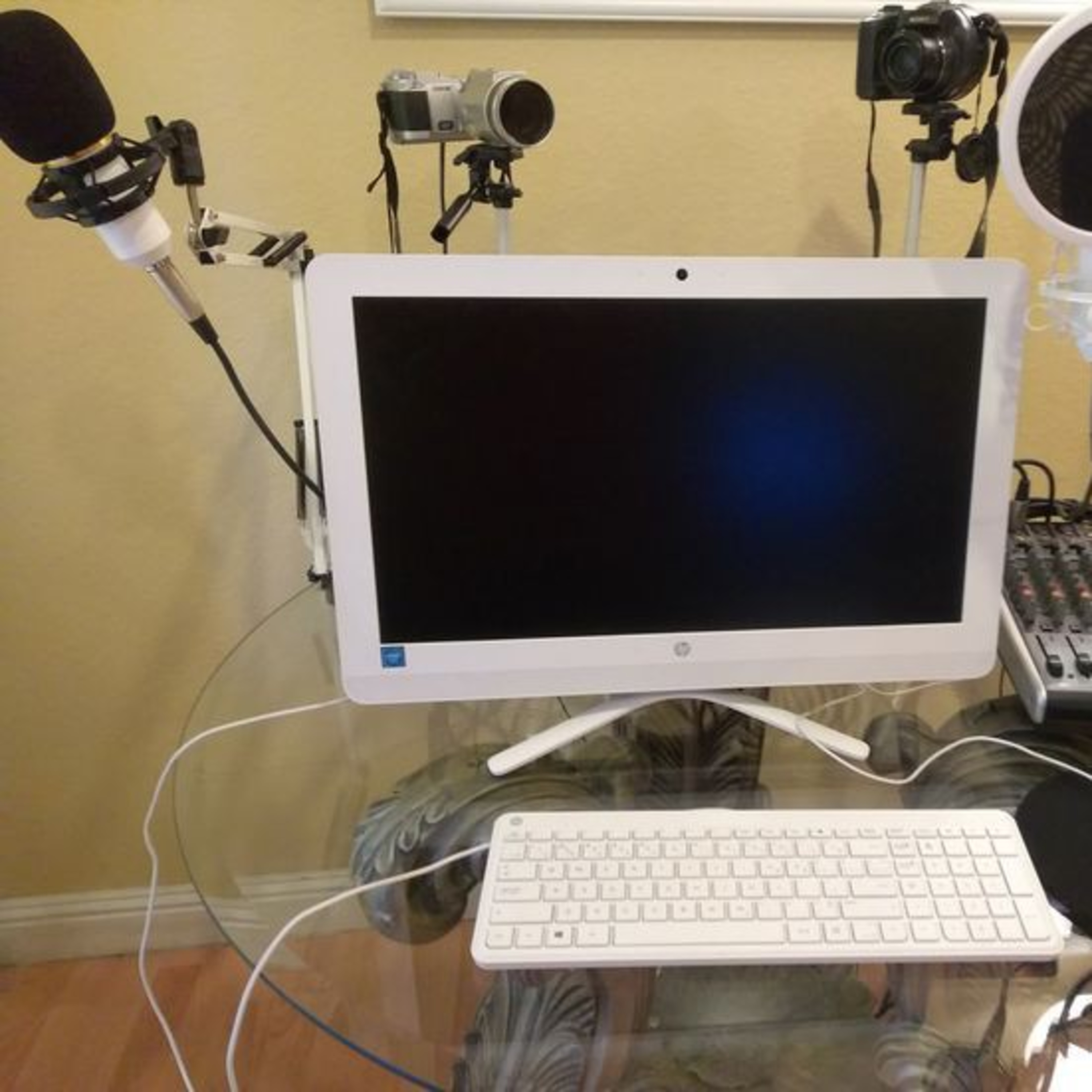 AKASHI MEDIA PODCAST LIVE with VARIETY CHENEVERT