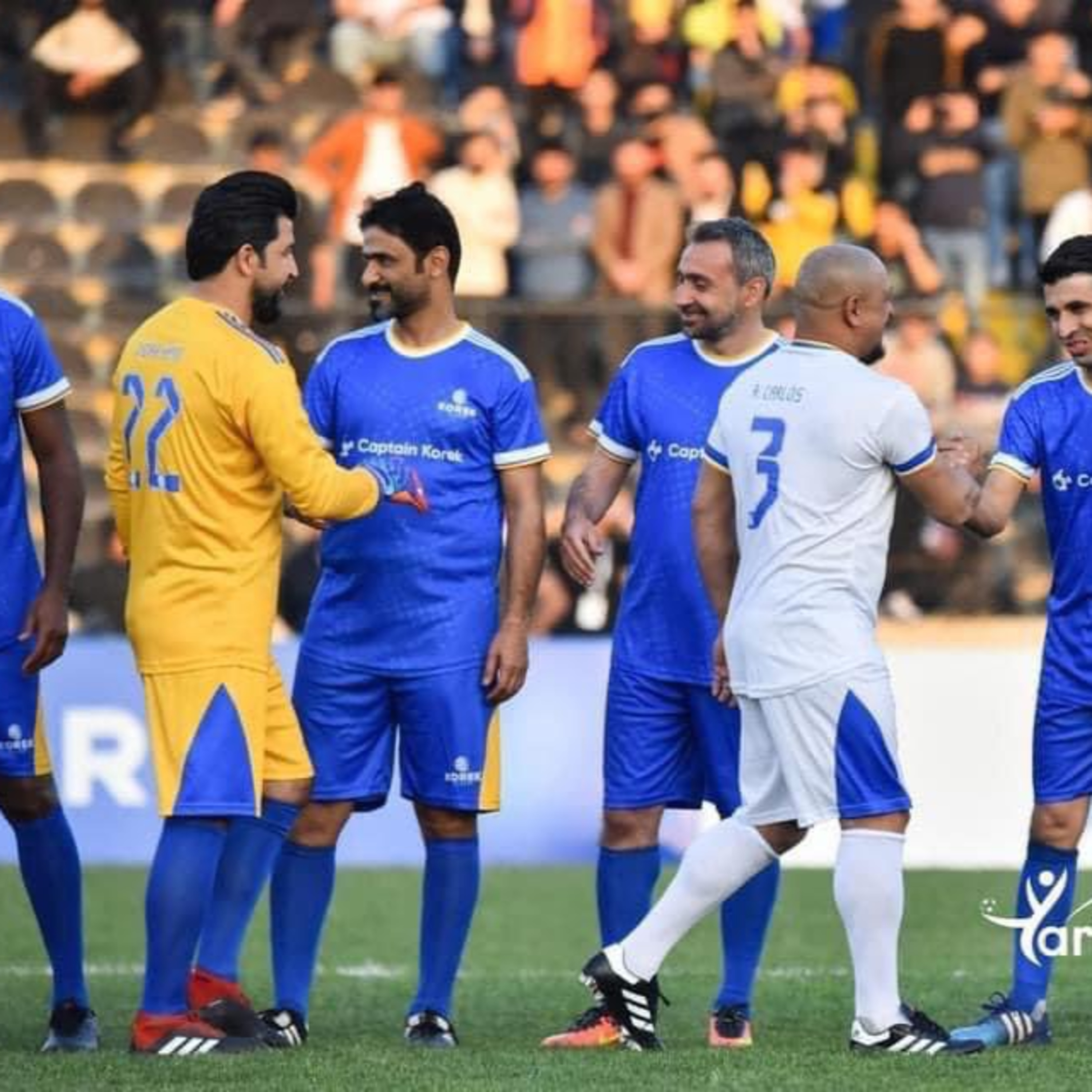 کاور یارییەکی دۆستانە لە یاریگای فرانسۆ هەریری بە بەشداریکردنی دوو یاریزانی پیشەگەری جیهانی تۆپی پێ کە ئەویش ڕۆبێرتۆ کارلۆس و پاتریک کلایڤێرت