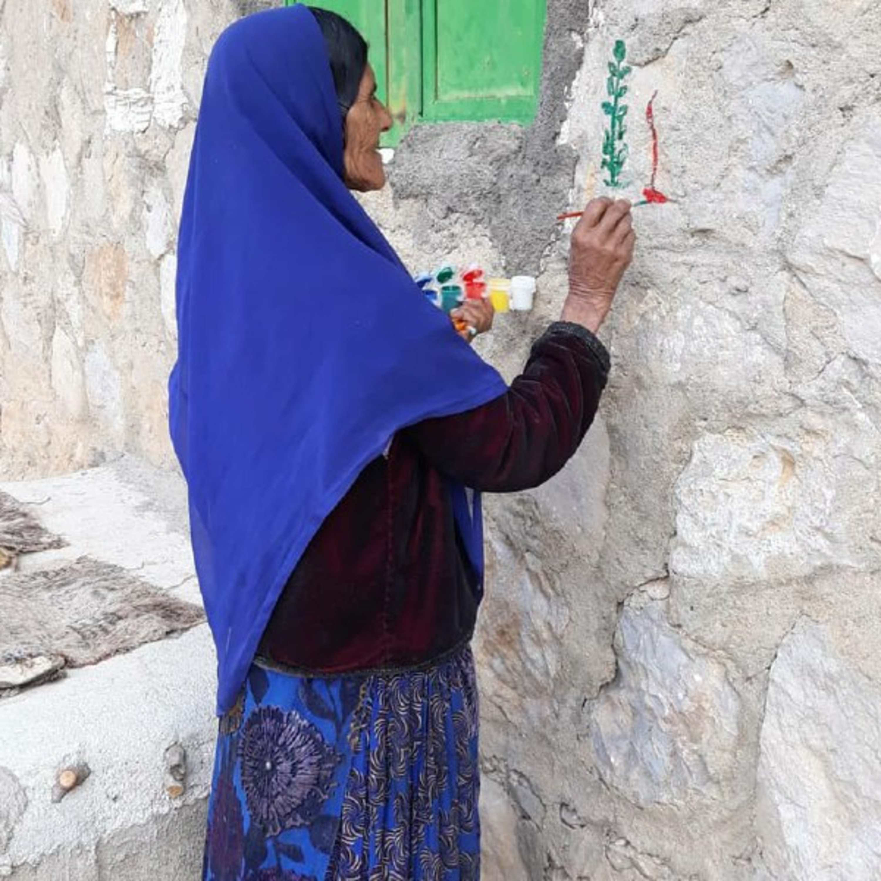 کاور بیبیعجب ناز مادربزرگ هشتاد ساله از روستای سواری که شاهنامه می خواند