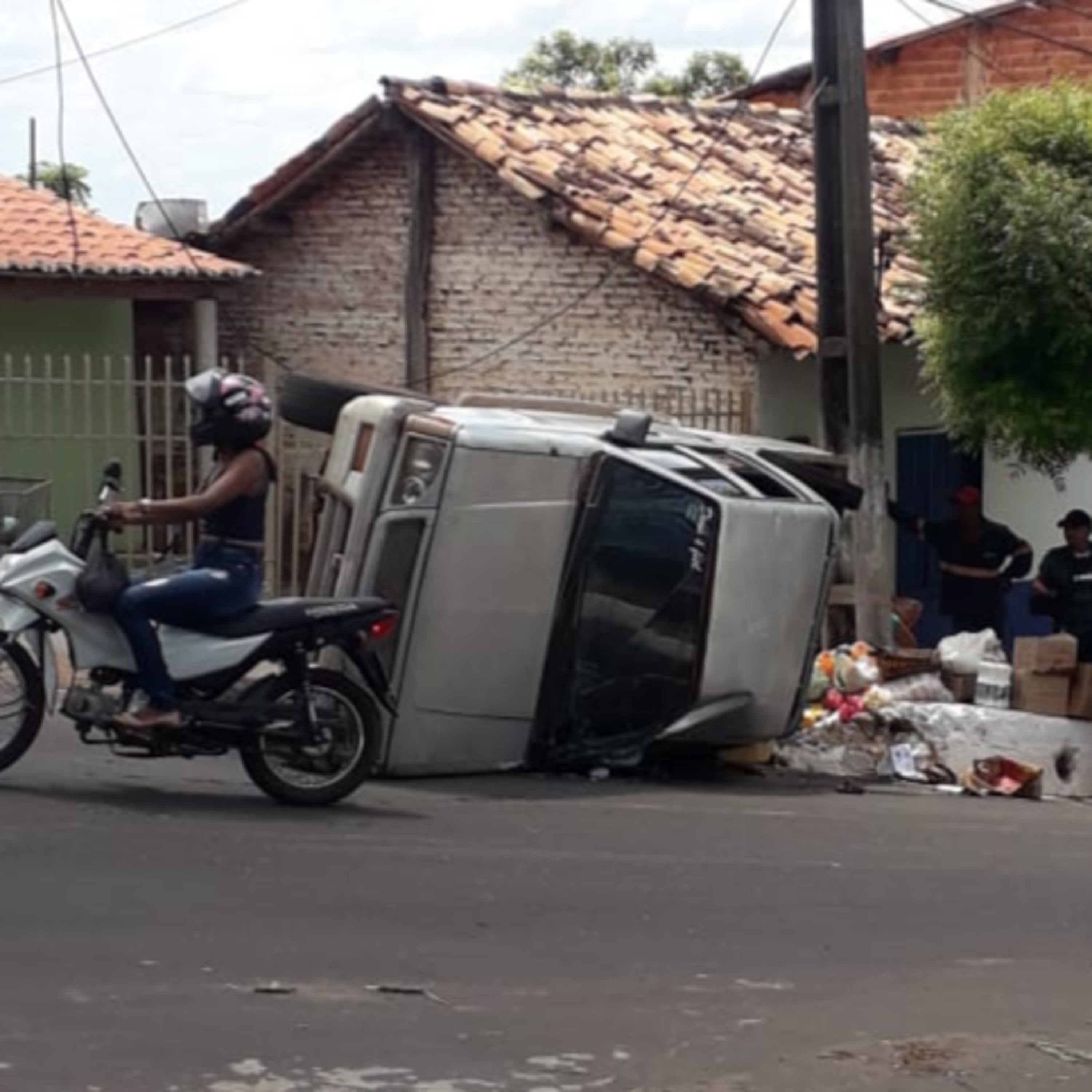 Carro tomba após apresentar problemas mecânicos em ladeira no Morro do Alecrim episode artwork
