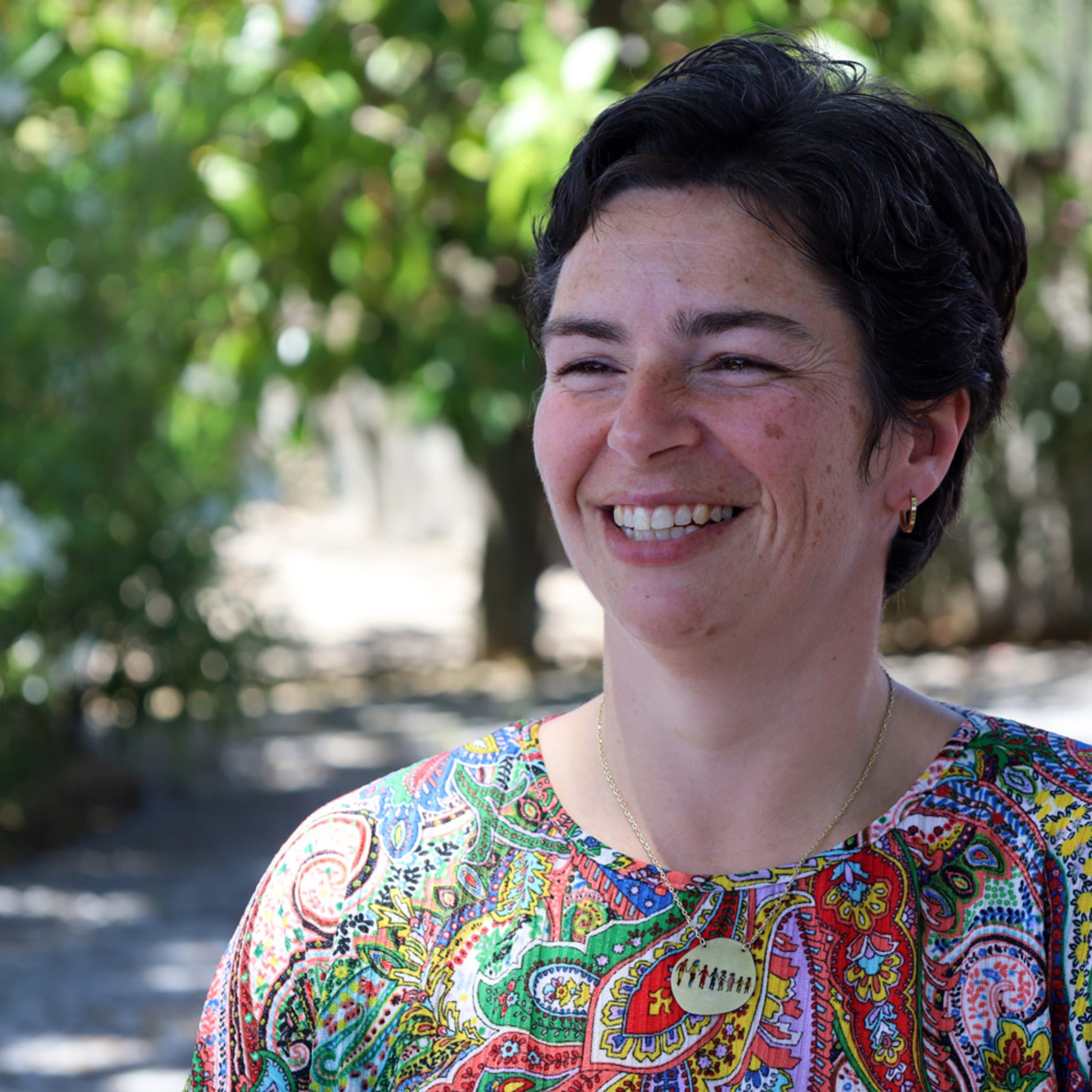 Entregar, confiar, amar e sorrir - os verbos conjugados diariamente por Carlota Paupério Silva - Emissão 16-06-2022