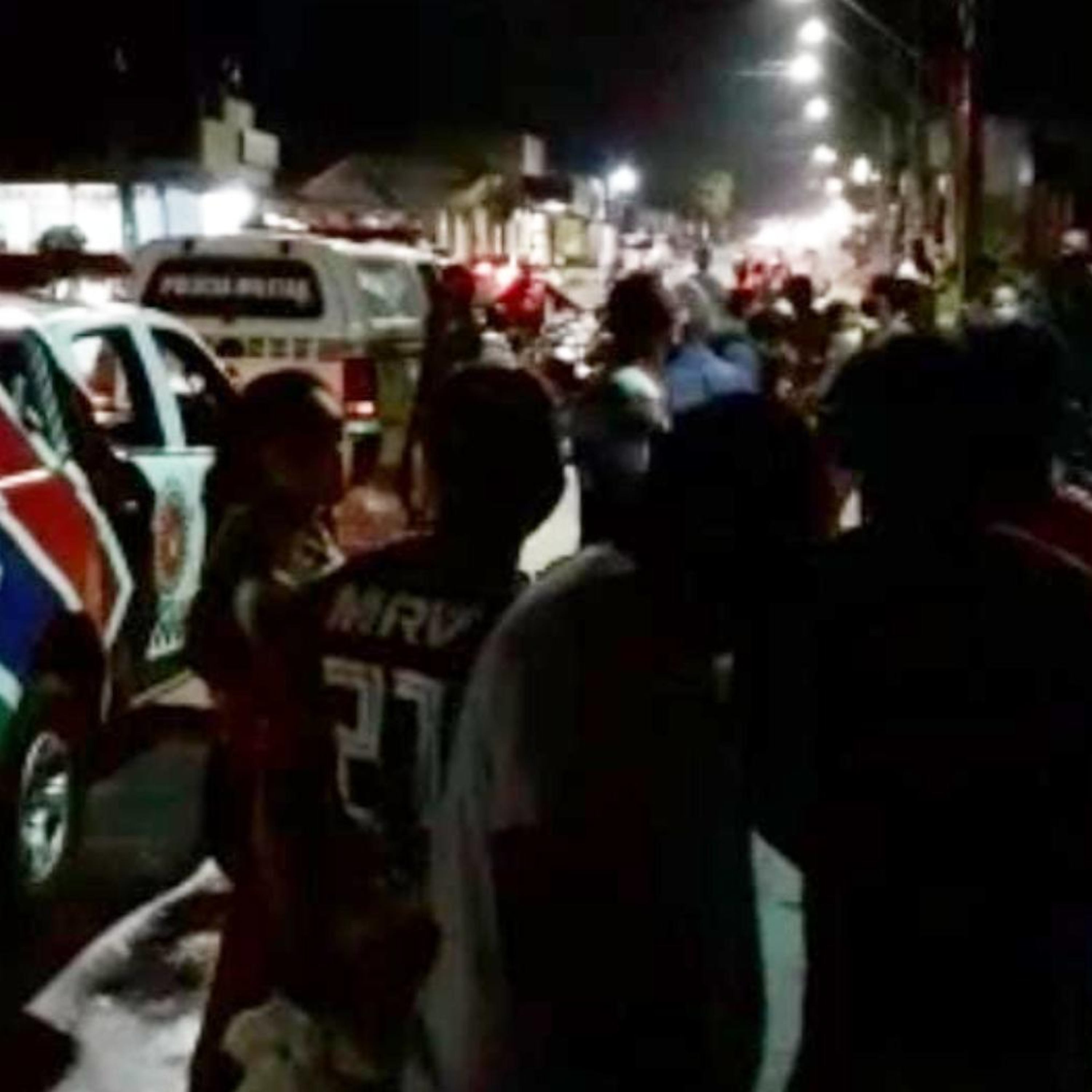 NOTICIÁRIO POLICIAL - MULHER INVADE ESTABELECIMENTO COMERCIAL NO BAIRRO VOLTA REDONDA PARA ESCAPAR DE ASSALTANTES  episode artwork