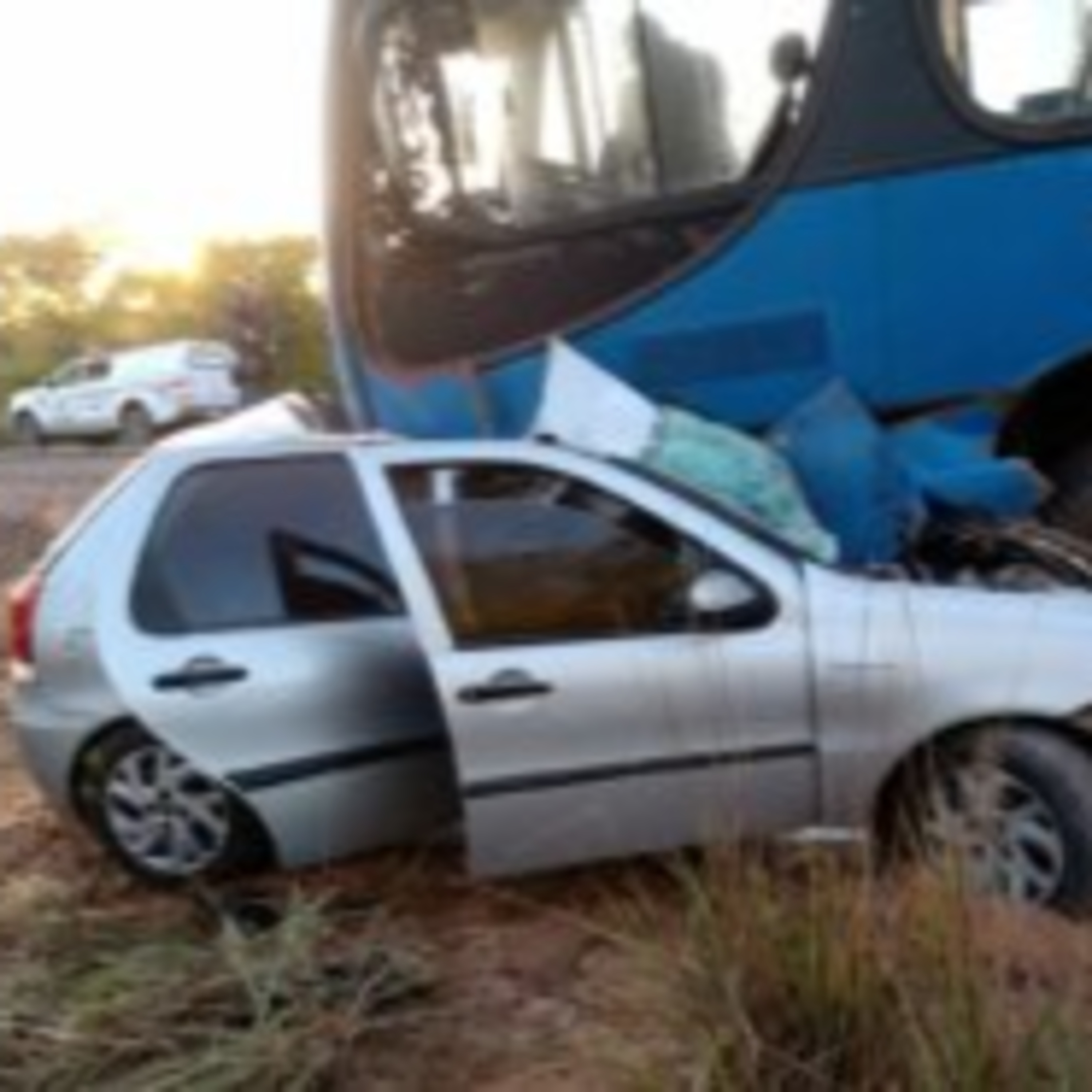 Quatro pessoas morrem após acidente entre ônibus e carro de passeio  episode artwork