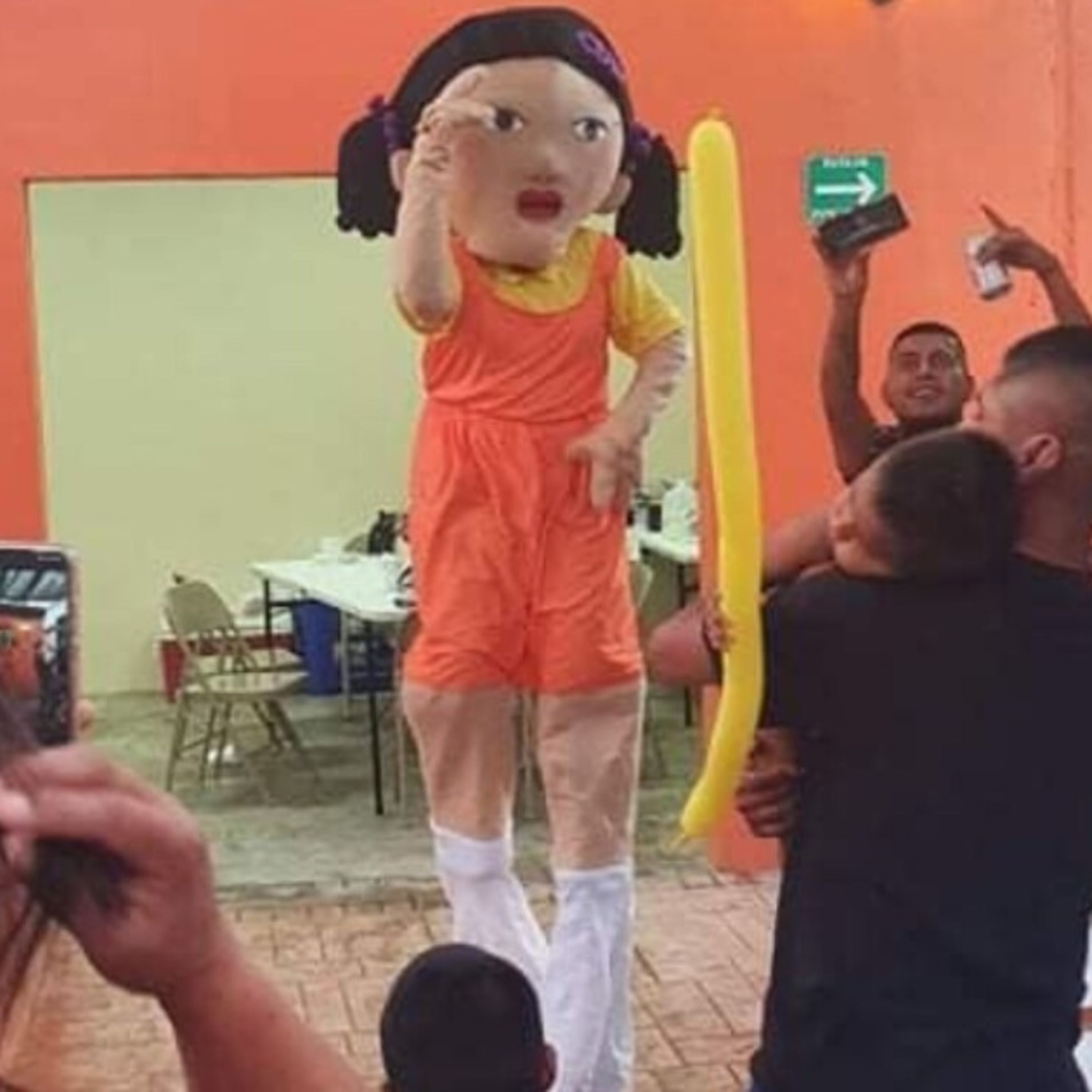 Dos hombres adultos se enojan de los gustos de las jovencitas actuales.