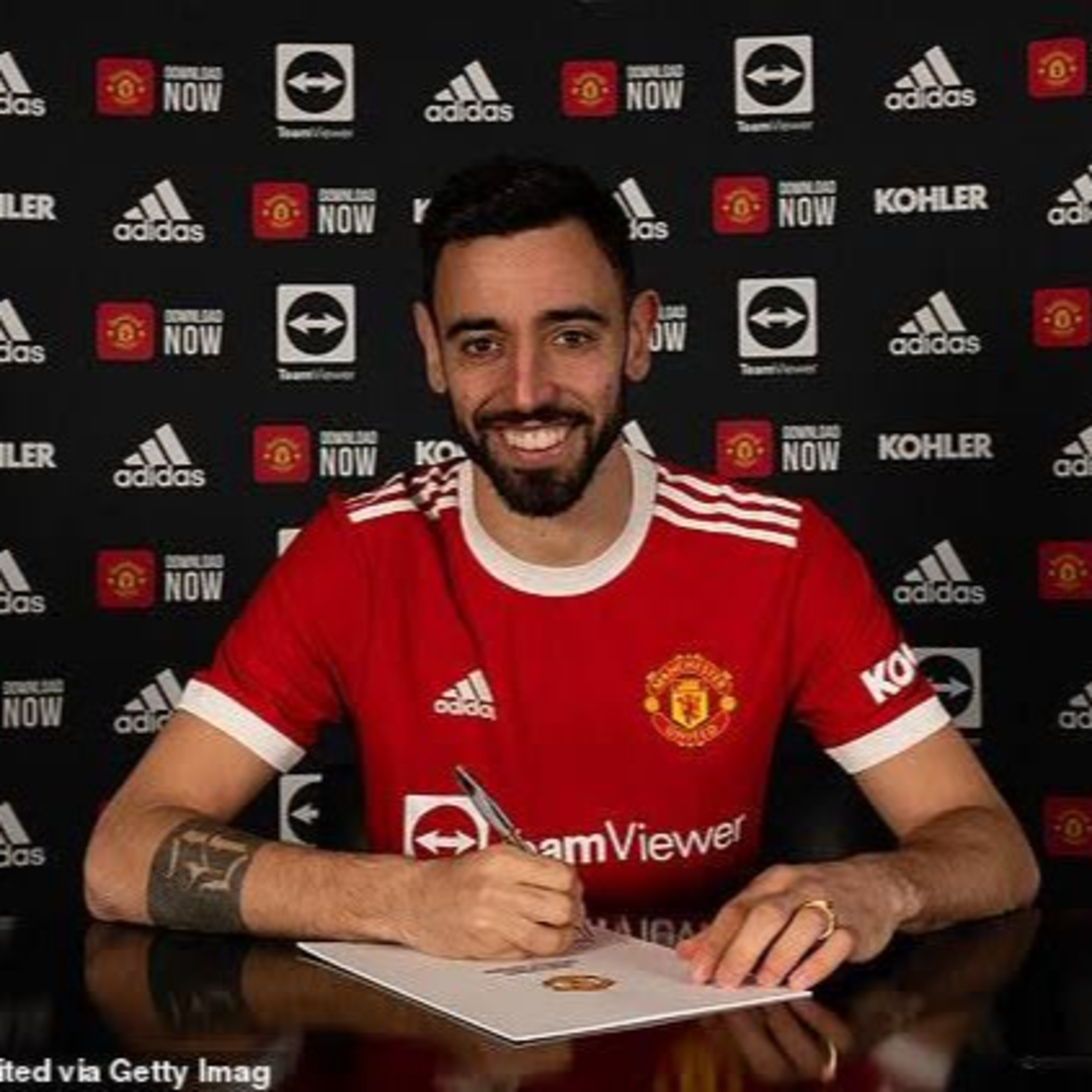 Bruno Fernandes extends his contract with Manchester United until 2026. episode artwork