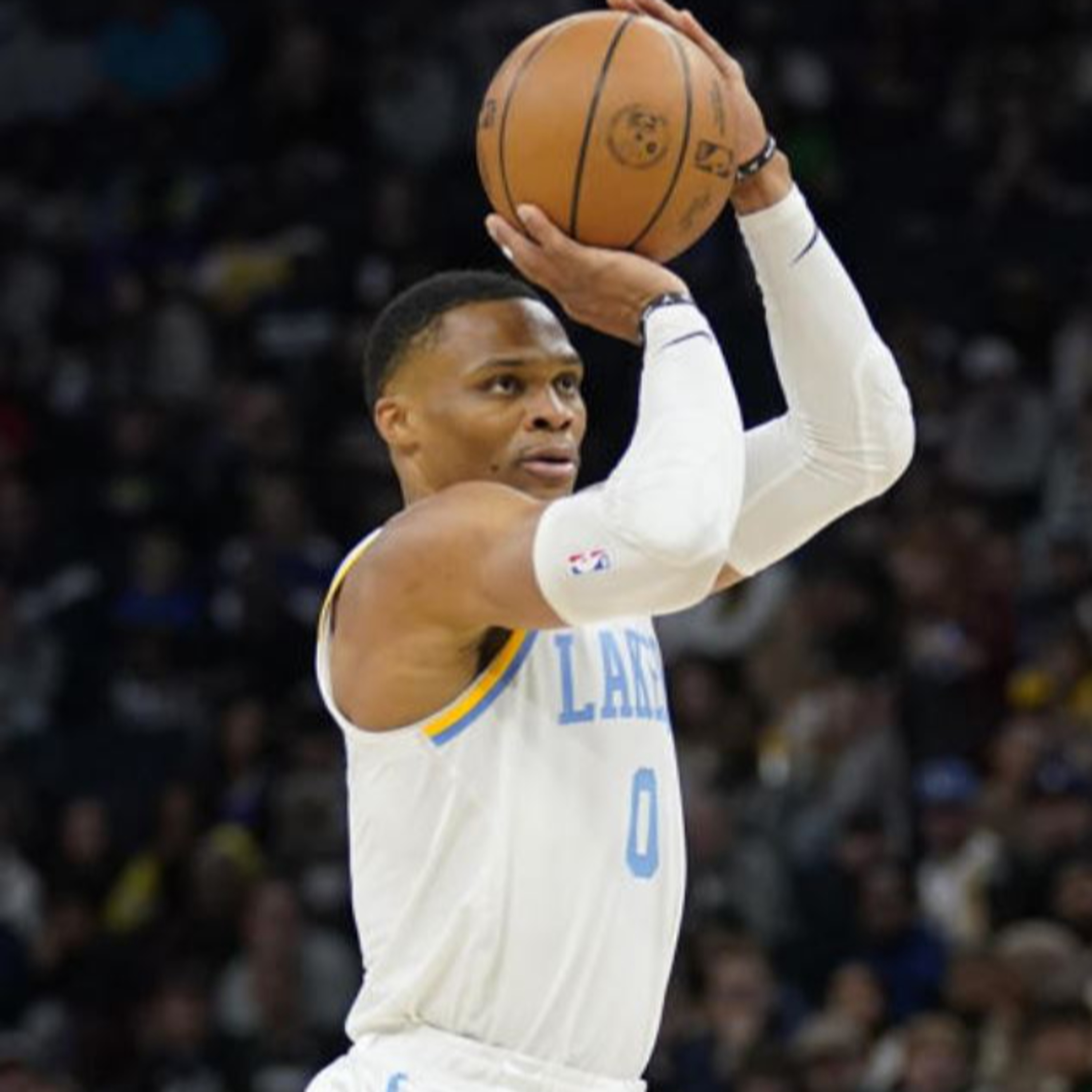 Lakers-T-Wolves Recap and How Long Will Russ Come Off the Bench? Group Chat!