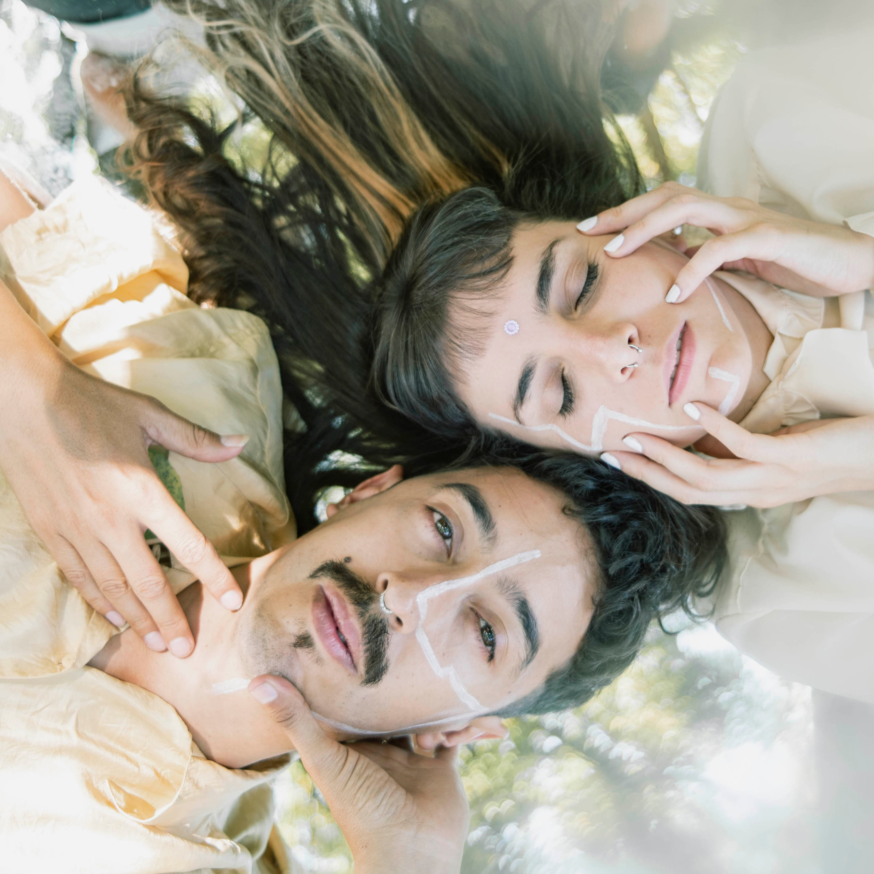 Hilos lanzó 'Ojos de Cristal', un adelanto de su nuevo disco 'Mínimx' episode artwork