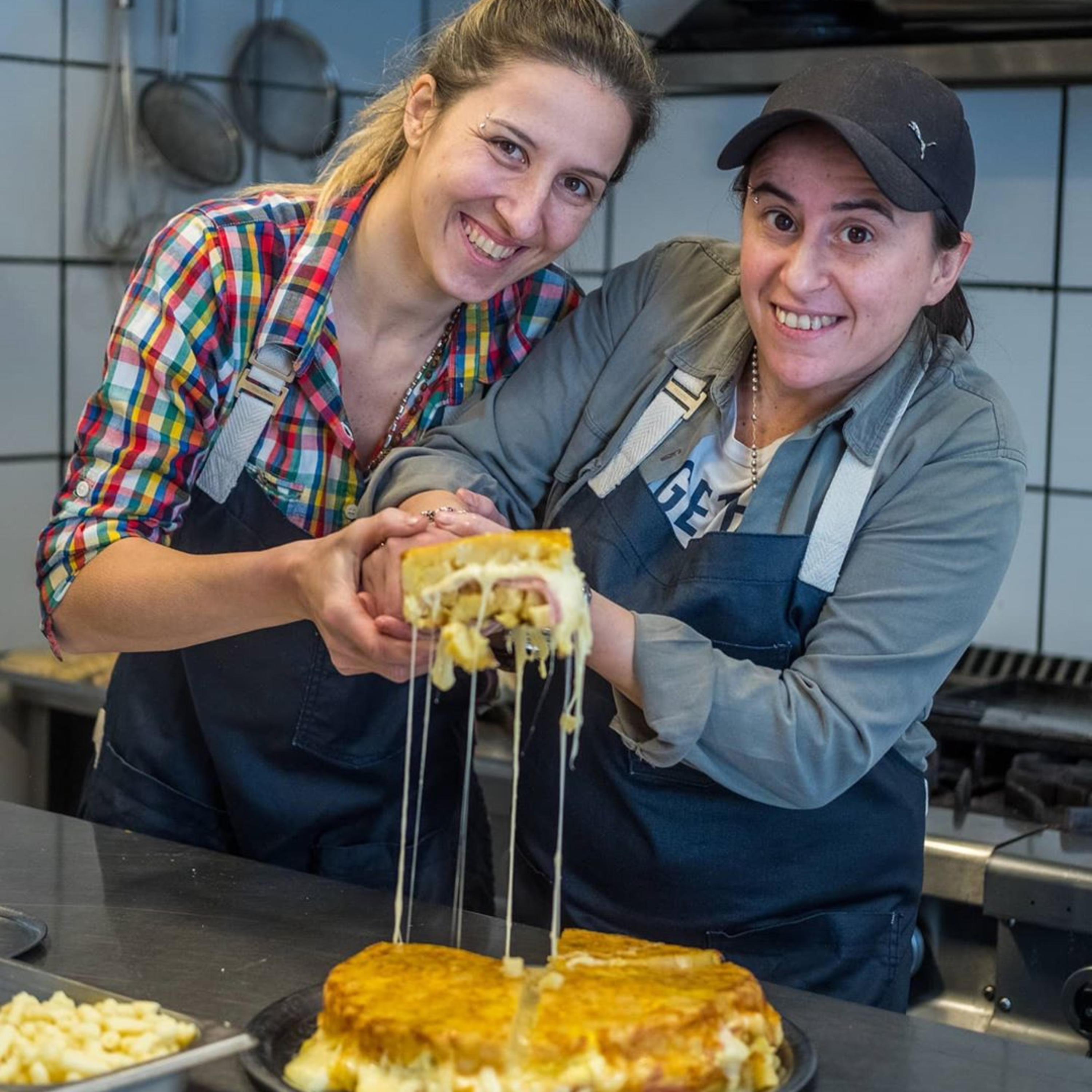 'Las chicas de la 3' protagonistas del capítulo 1 del documental Street Food de Netflix episode artwork