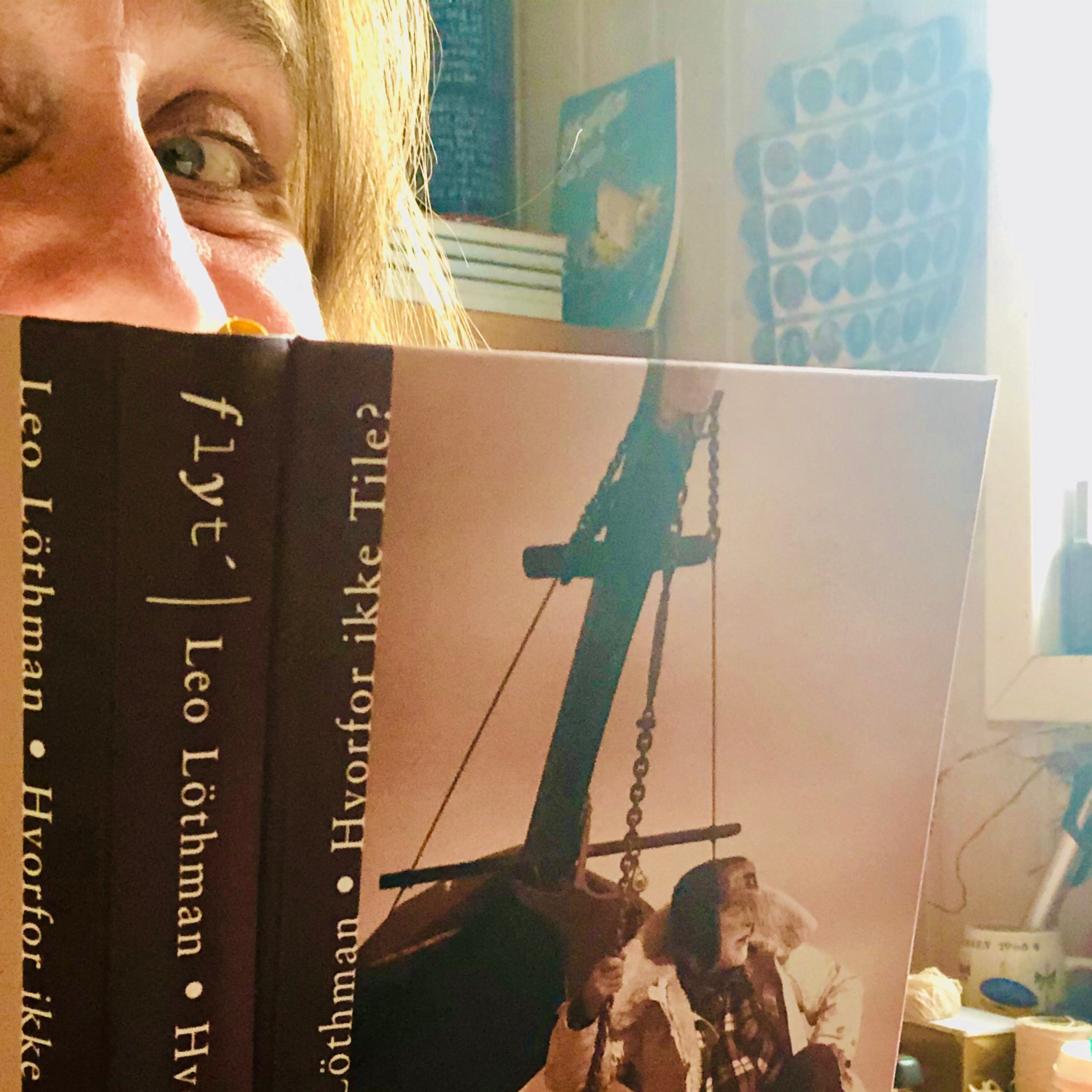 Anne leser fra boken...